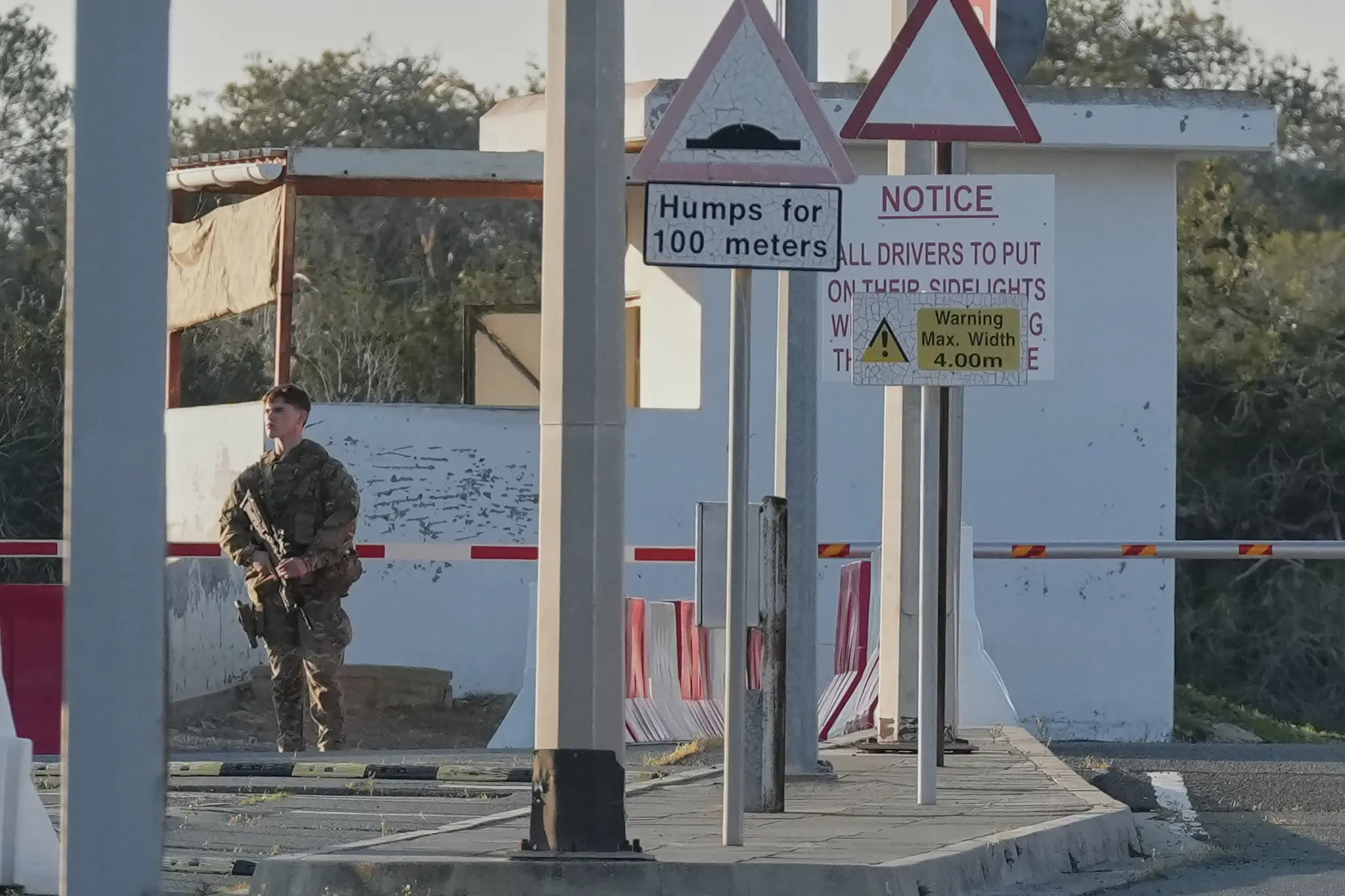 Na snímke britský vojak hliadkuje po zásahu dronom pri hlavnom vstupe na britskú základňu v cyperskom Akrotiri.