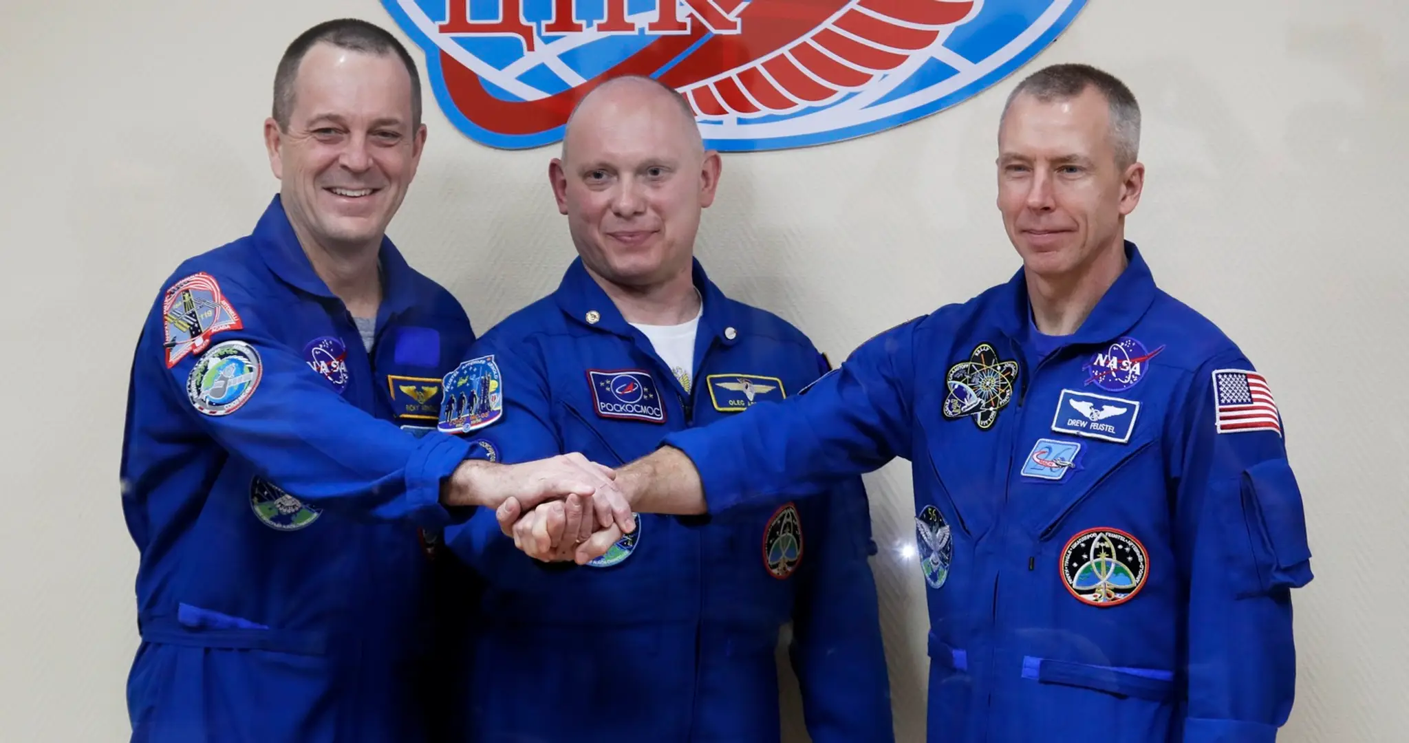 Ruský kozmonaut Oleg Artemjev (uprostred) a americkí astronauti Richard Arnold (vpravo) a  Andrew Feustel.