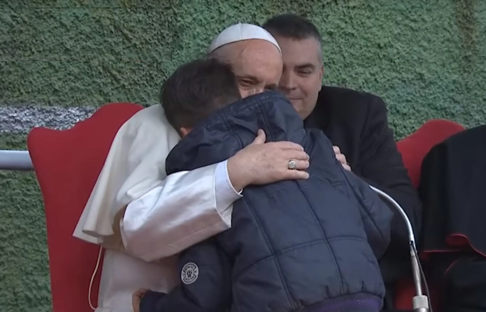 Chlapec Emanuele nedávno prišiel o otca a zaujímal sa, či sa ako ateista dostane do neba.