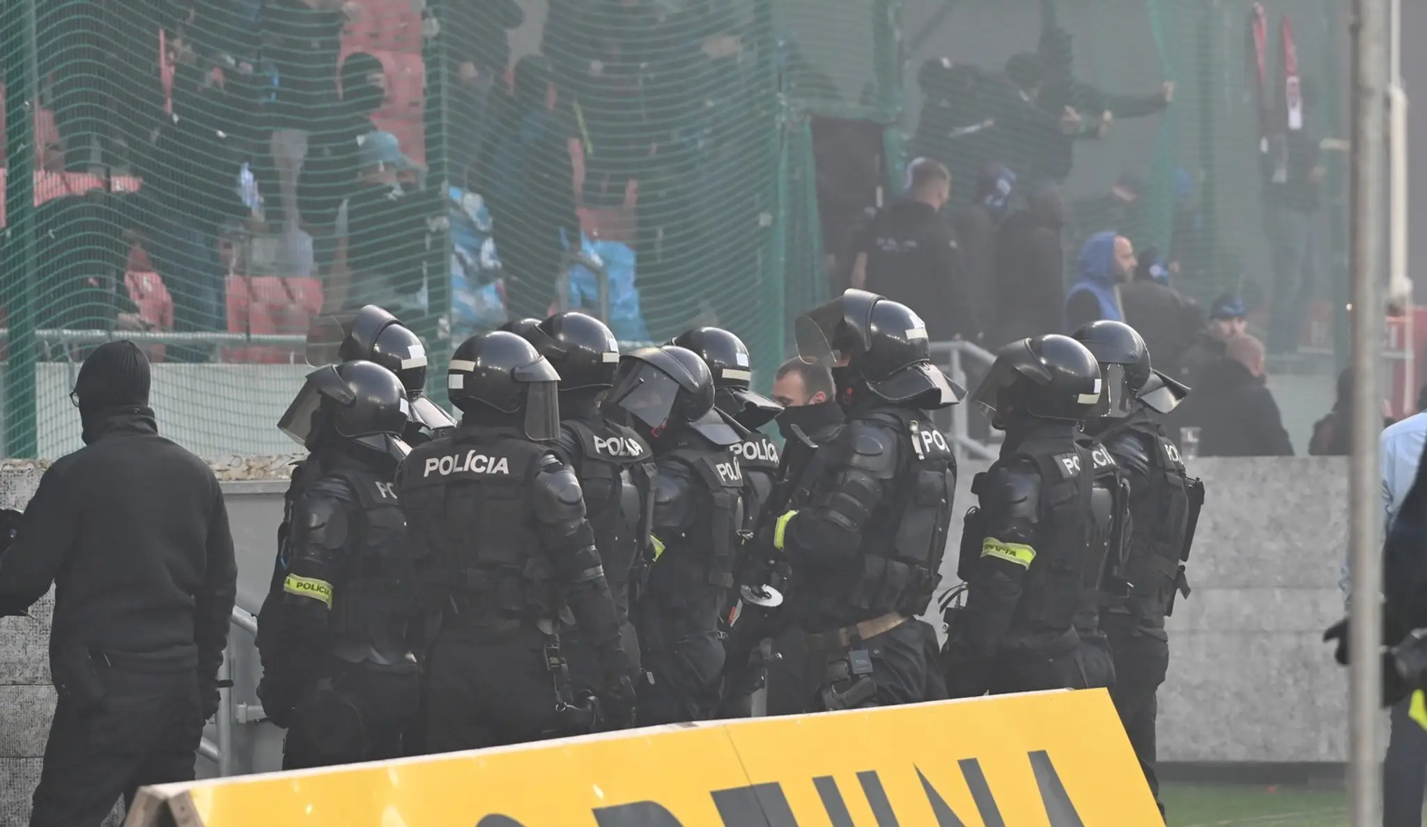 Na snímke policajti pred sektorom fanúšikov Slovana.