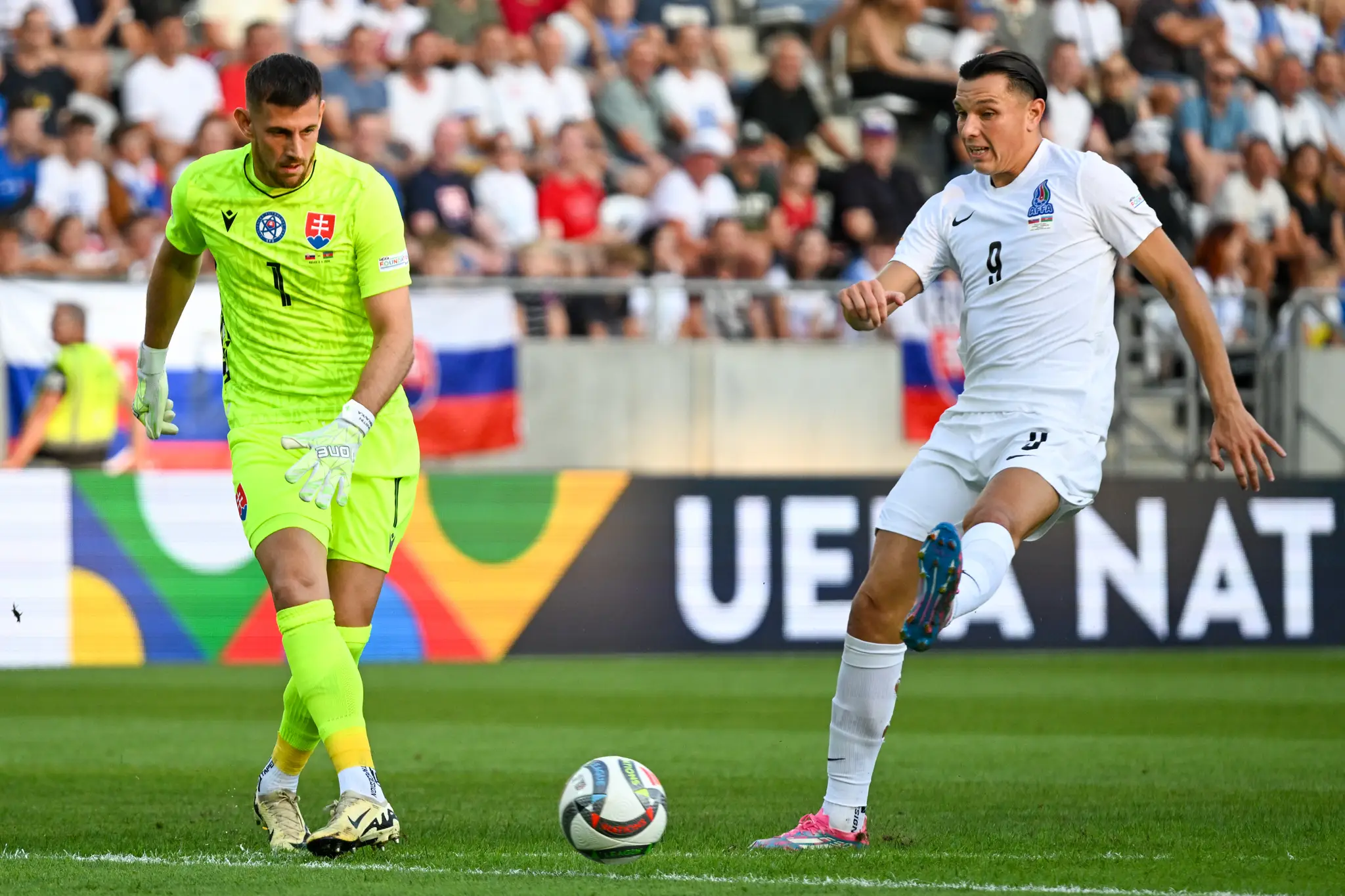 Martin Dúbravka v zápase proti Azerbajdžanu.
