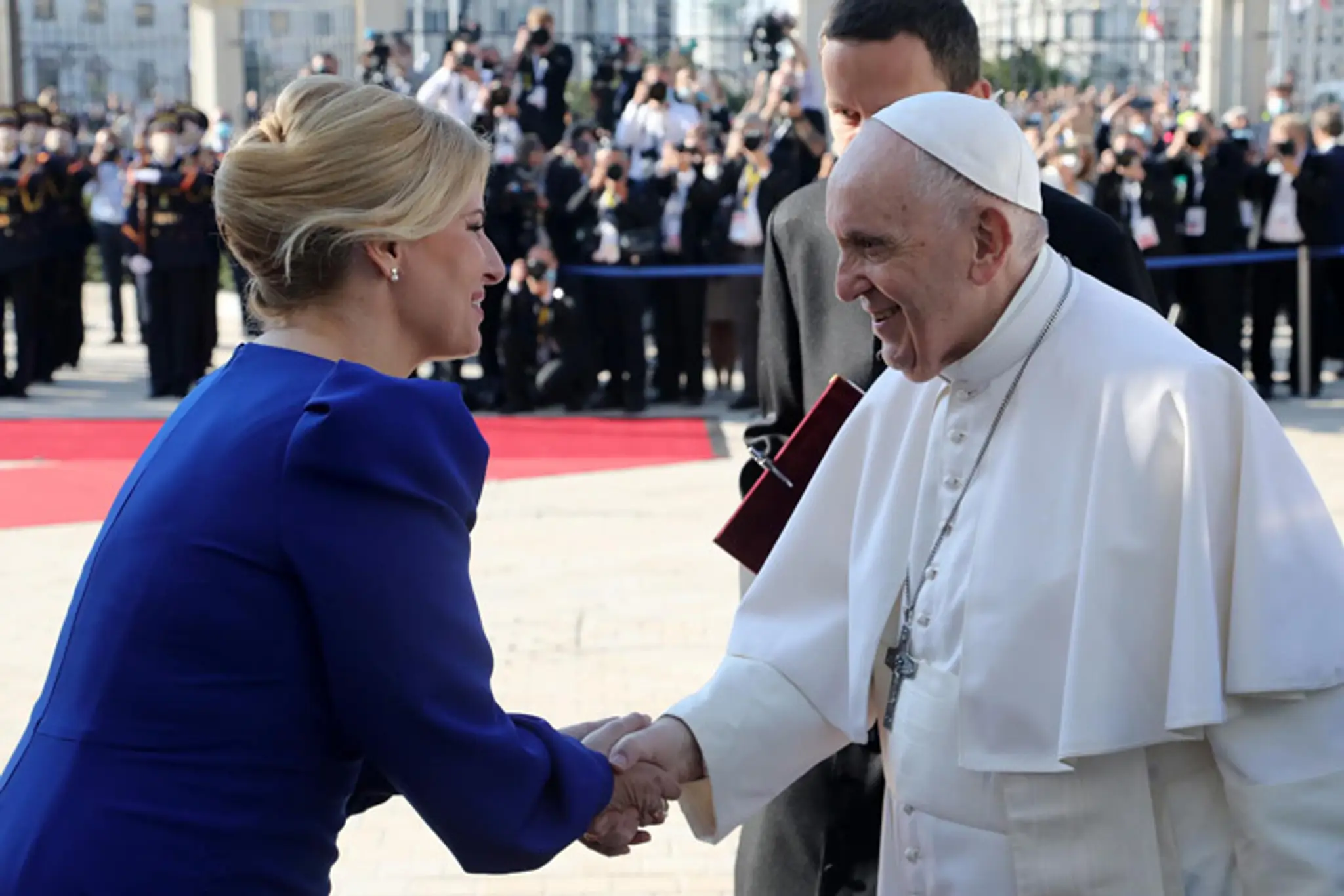 Zuzana Čaputová a pápež František sa zvítali pred Prezidentským palácom.