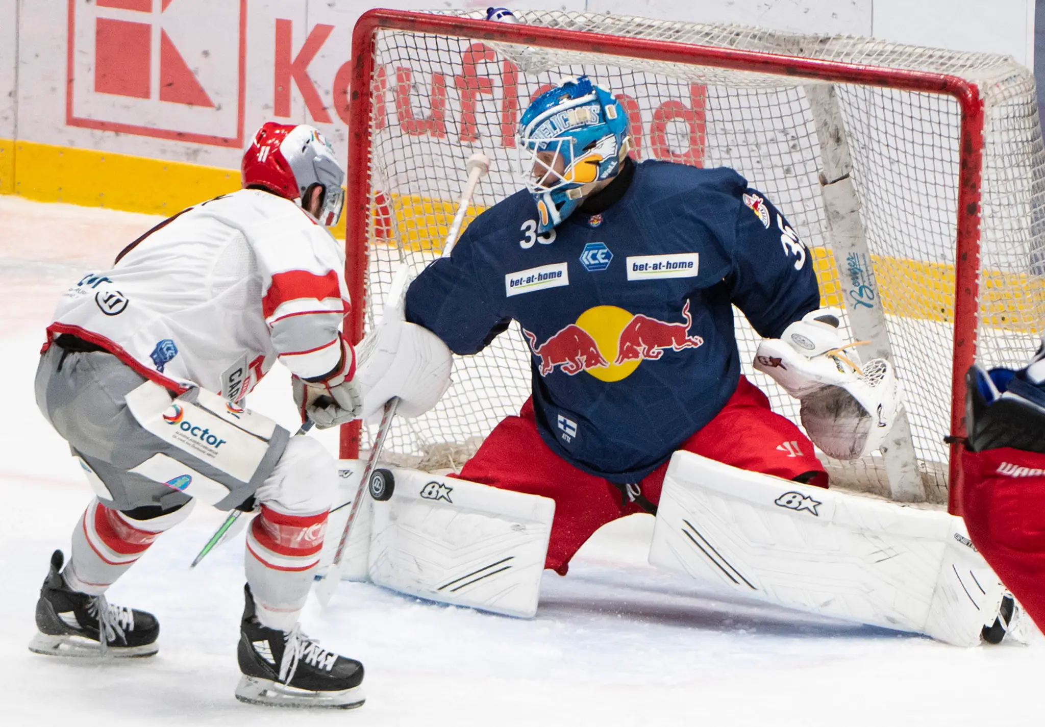 Marc -Olivier Roy v zápase Bratislavy Capitals proti Salzburgu. 