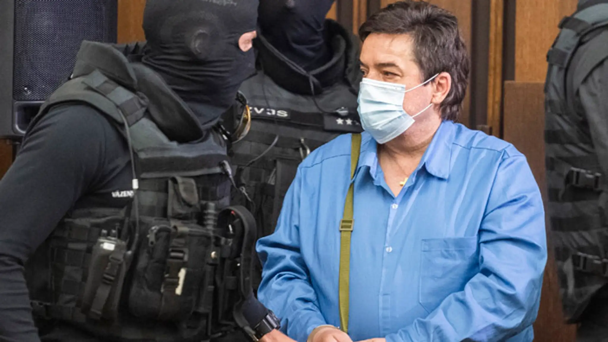 Marian Kočner prichádza v sprievode eskorty na verejné zasadnutie na Najvyššom súde.