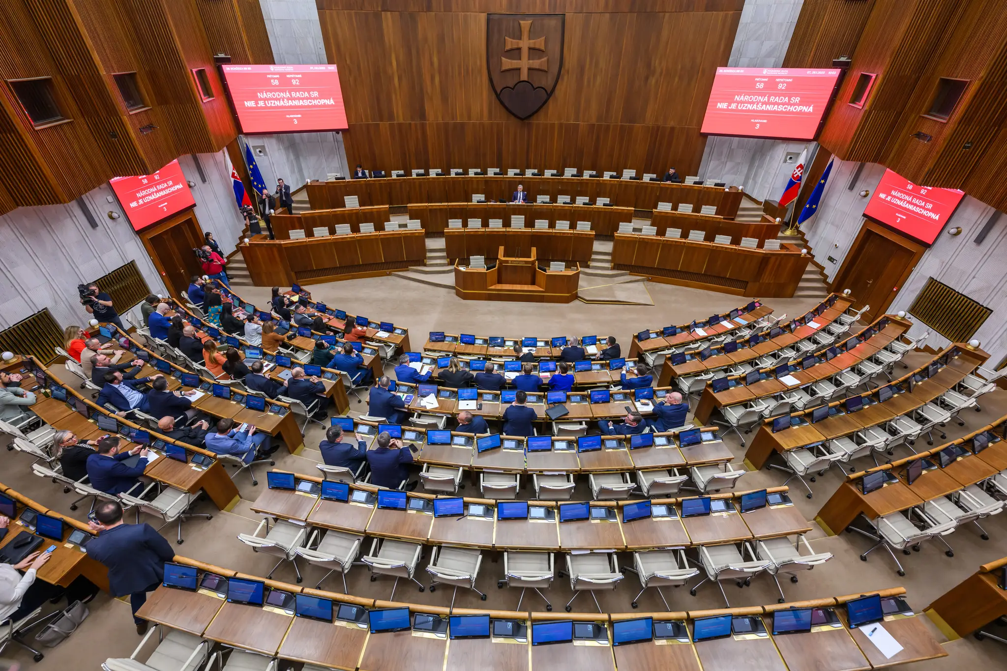 Na snímke rokovacia sála počas pokusu otvoriť schôdzu k odvolávaniu vlády premiéra Roberta Fica.