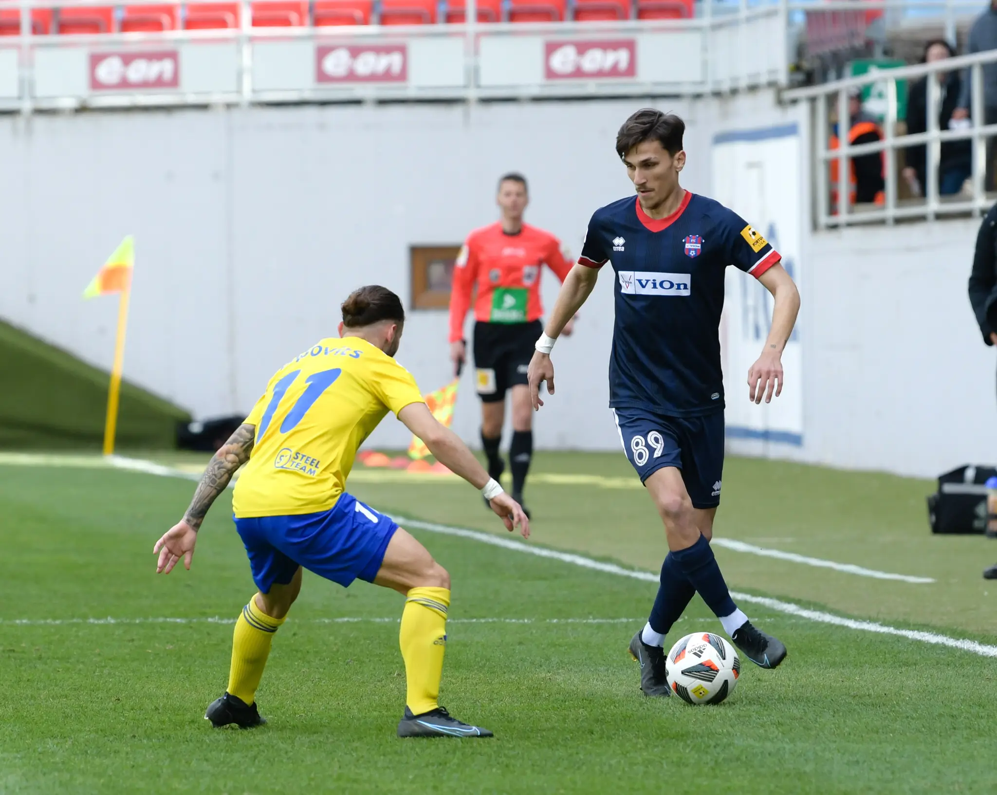 Na snímke zľava Dimitrios Popovits (Michalovce) a Alexandros Kyziridis (Zlaté Moravce).