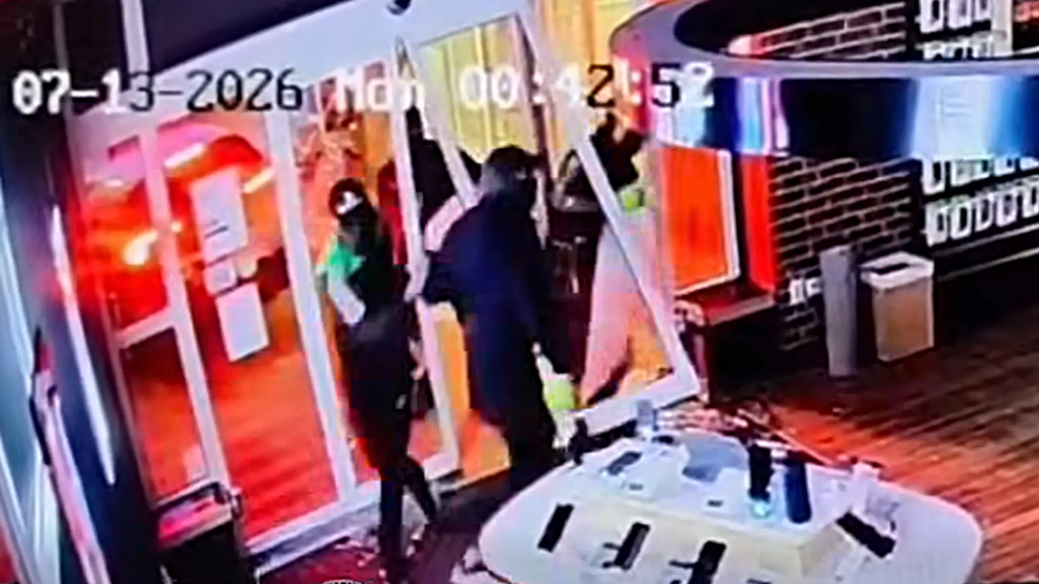 Vlamači z predajne odišli naprázdno. 