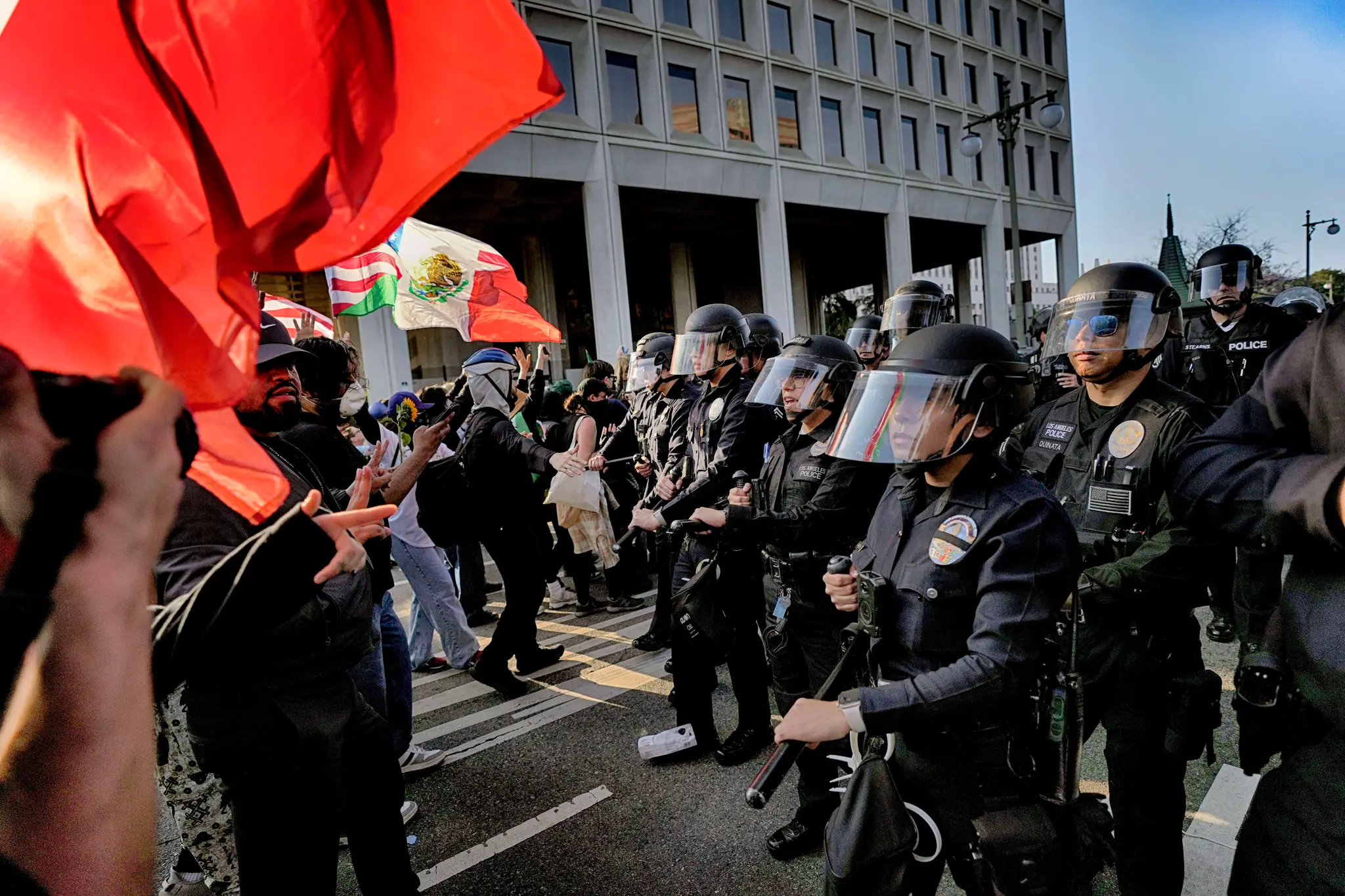 Policajti zasahujú počas protestu v centre Los Angeles.
