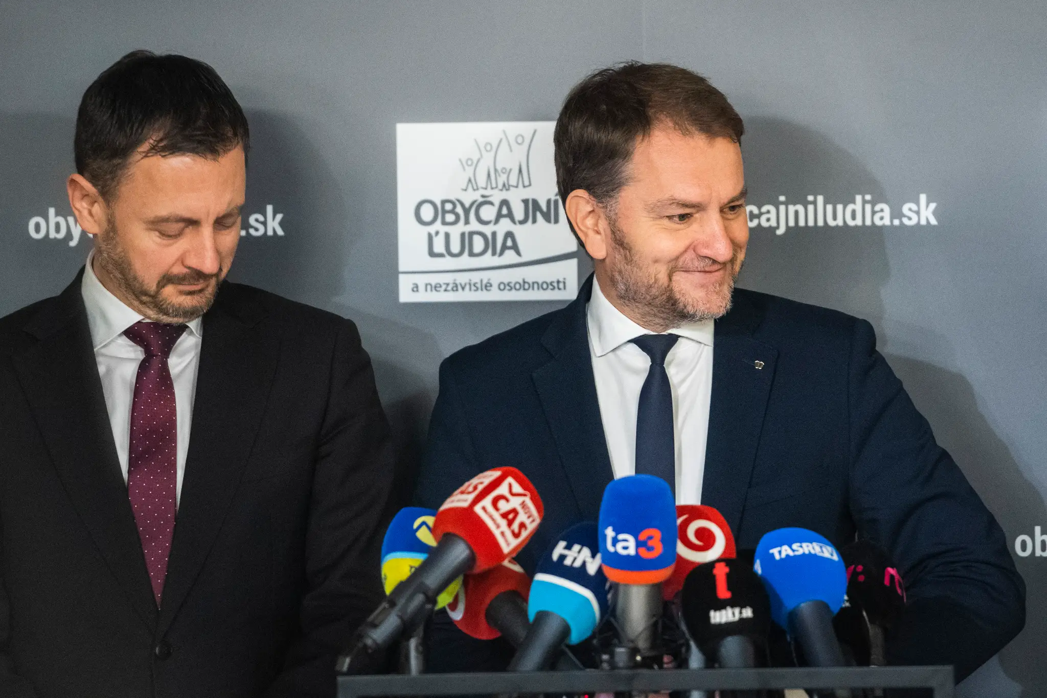 Na snímke vpravo minister financií SR Igor Matovič, vľavo premiér SR Eduard Heger.