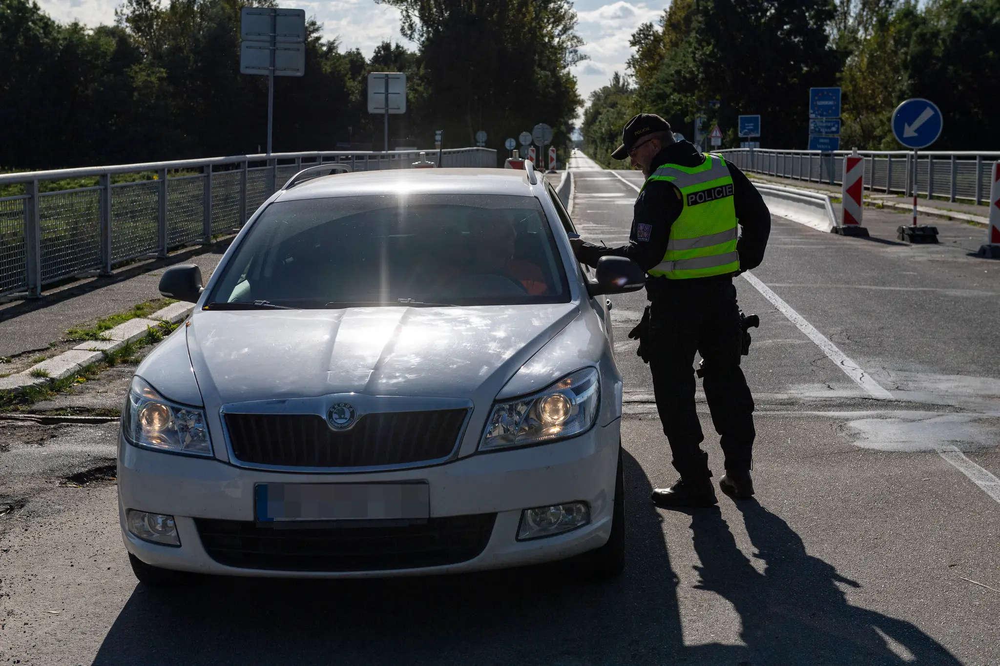Na snímke český policajt náhodne kontroluje osobné motorové vozidlo na česko-slovenskej hranici pri meste Lanžhot.