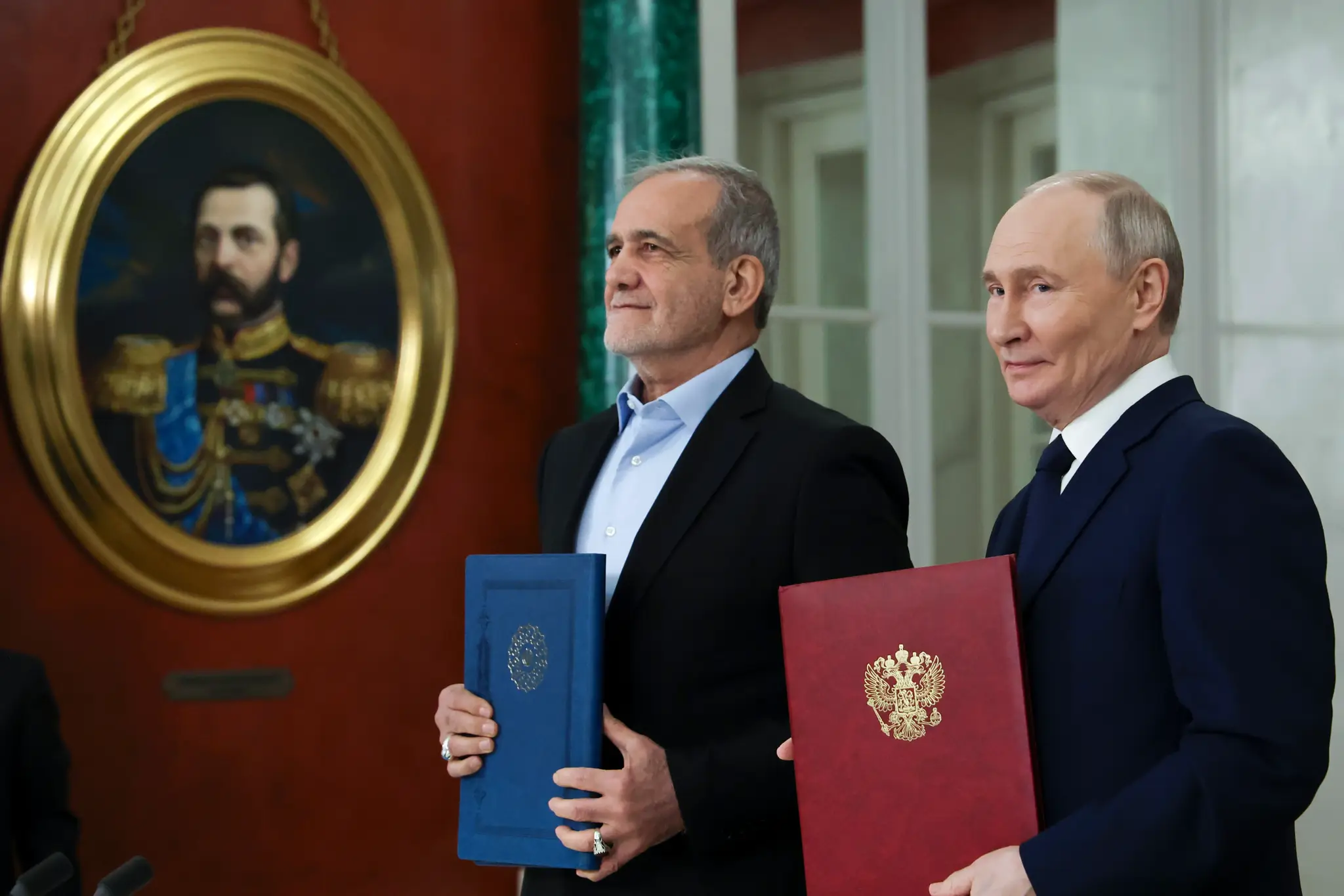Iránsky prezident Masúd Pezeškiján (vľavo) a ruský prezident Vladimir Putin pózujú po podpise zmluvy o strategickom partnerstve.