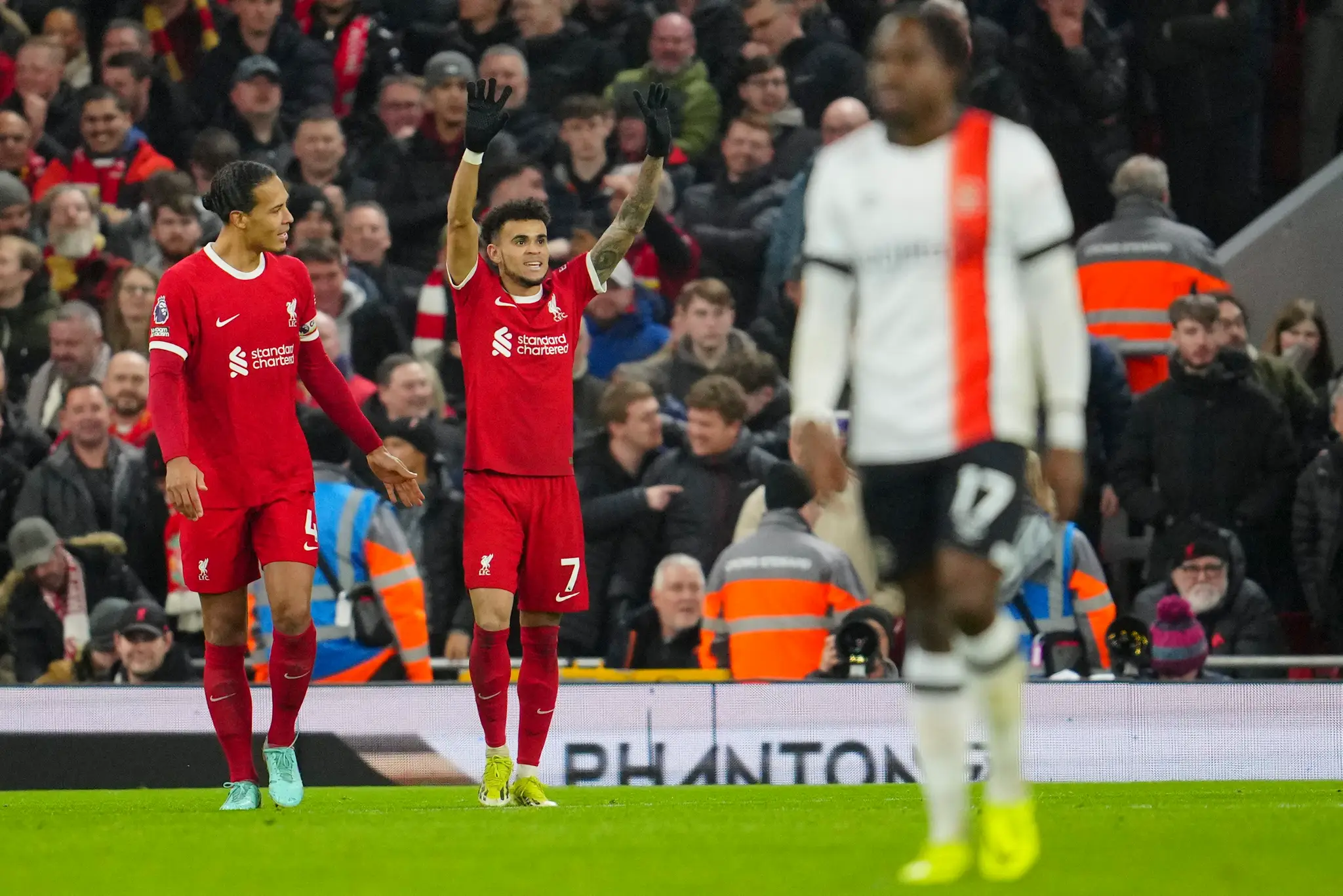 Luis Diaz z Liverpoolu jasá po góle proti Lutonu.