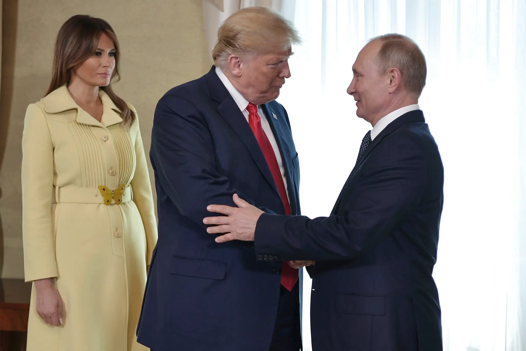 Archívna snímka, na ktorej je prvá dáma Melania Trumpová, prezident Donald Trump a Vladimir Putin