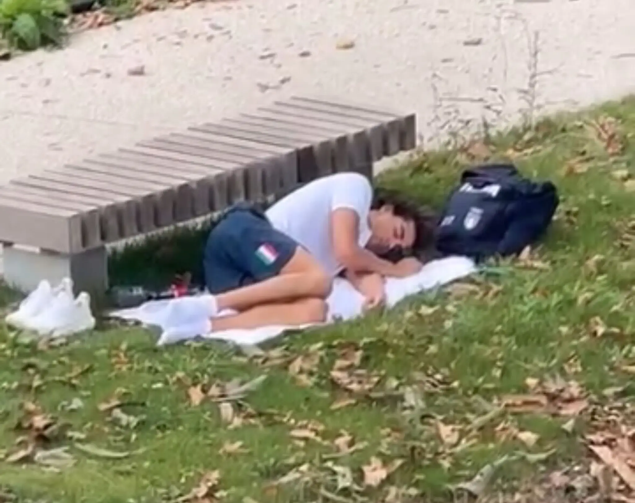 Thomas Ceccon spí v parku