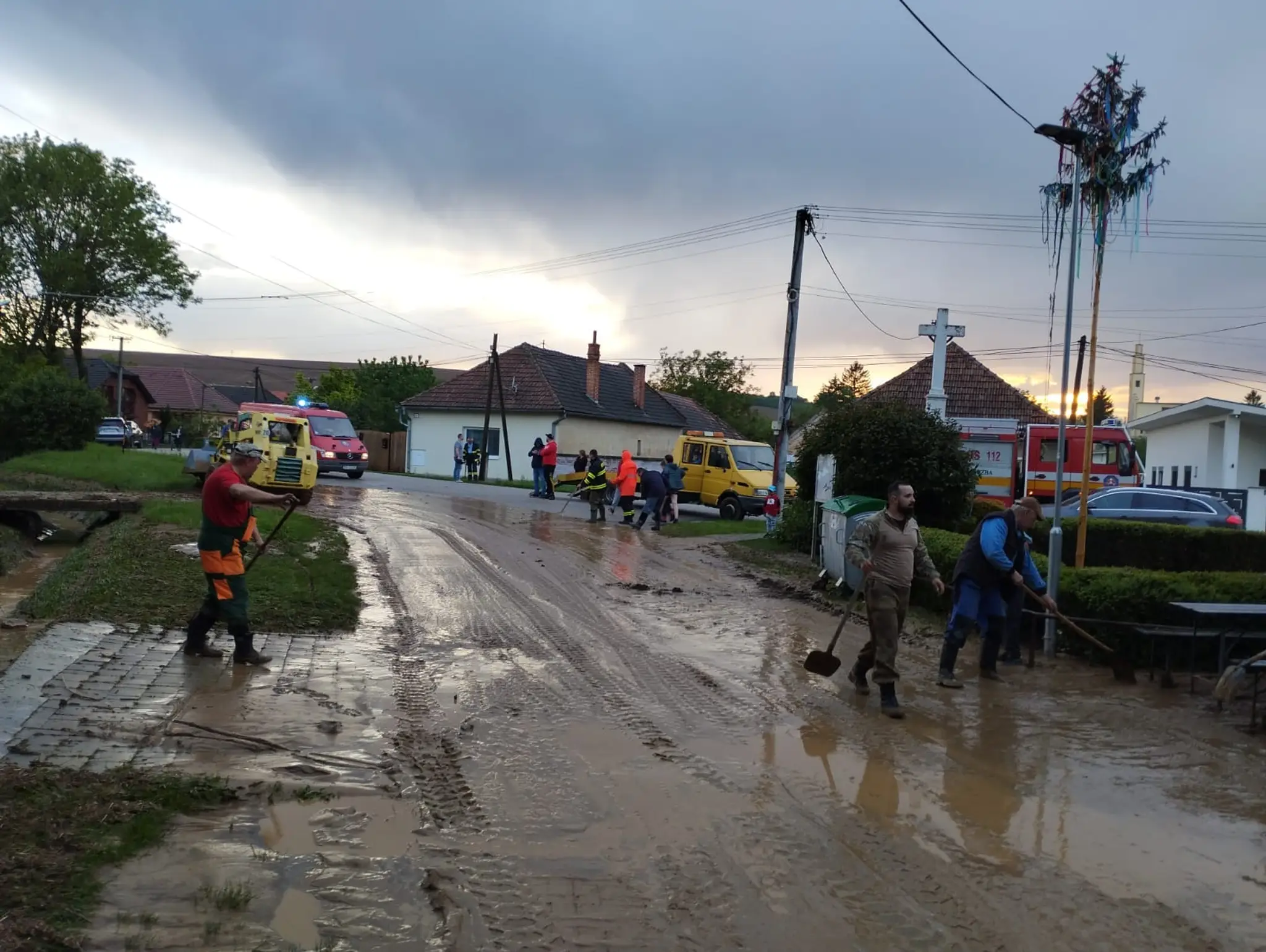Škody po bleskových povodniach v Návojovciach.