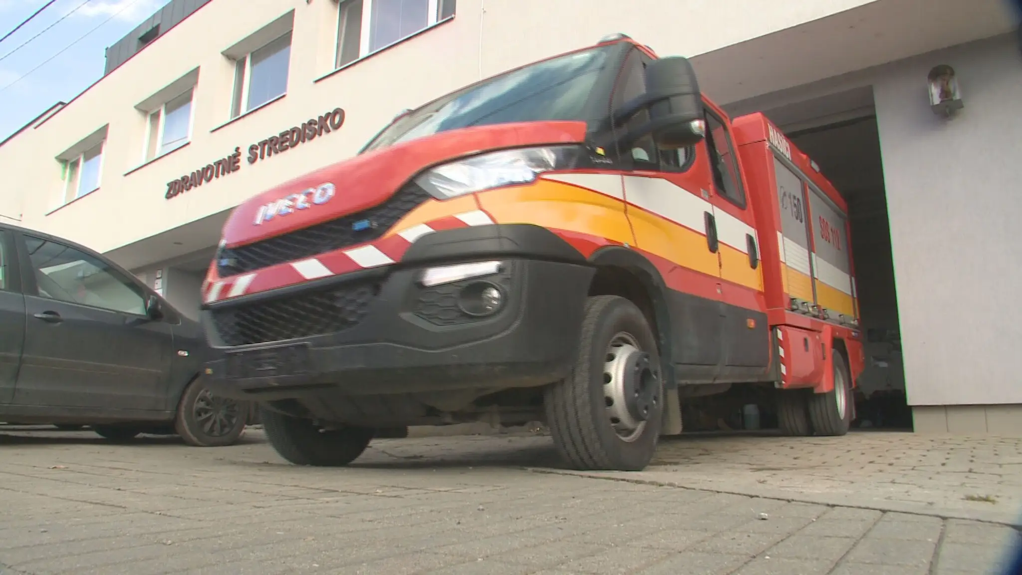 Hasičské autá bez evidenčných čísiel.