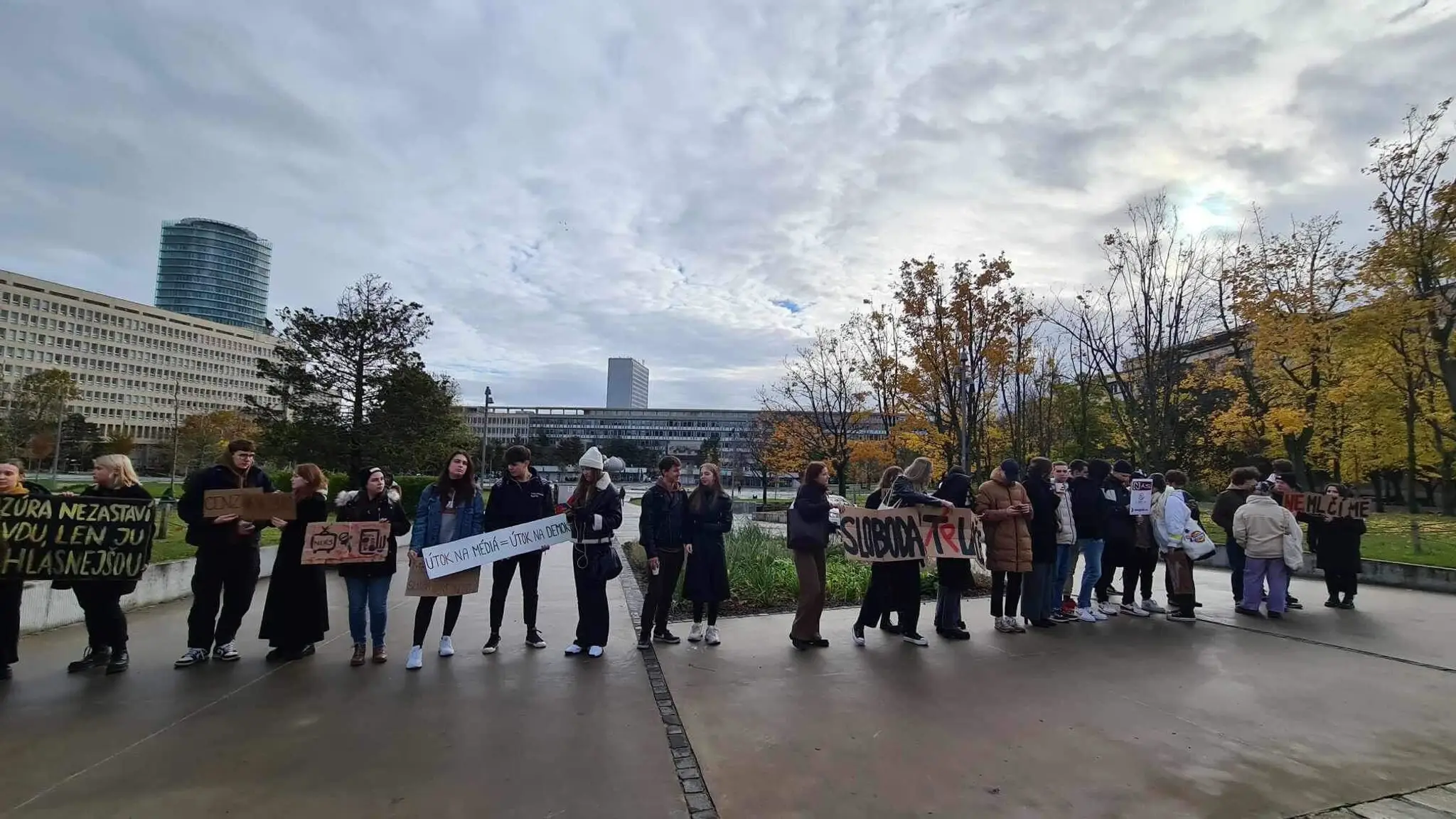 Tichý protest študentov žurnalistiky pred Úradom vlády SR
