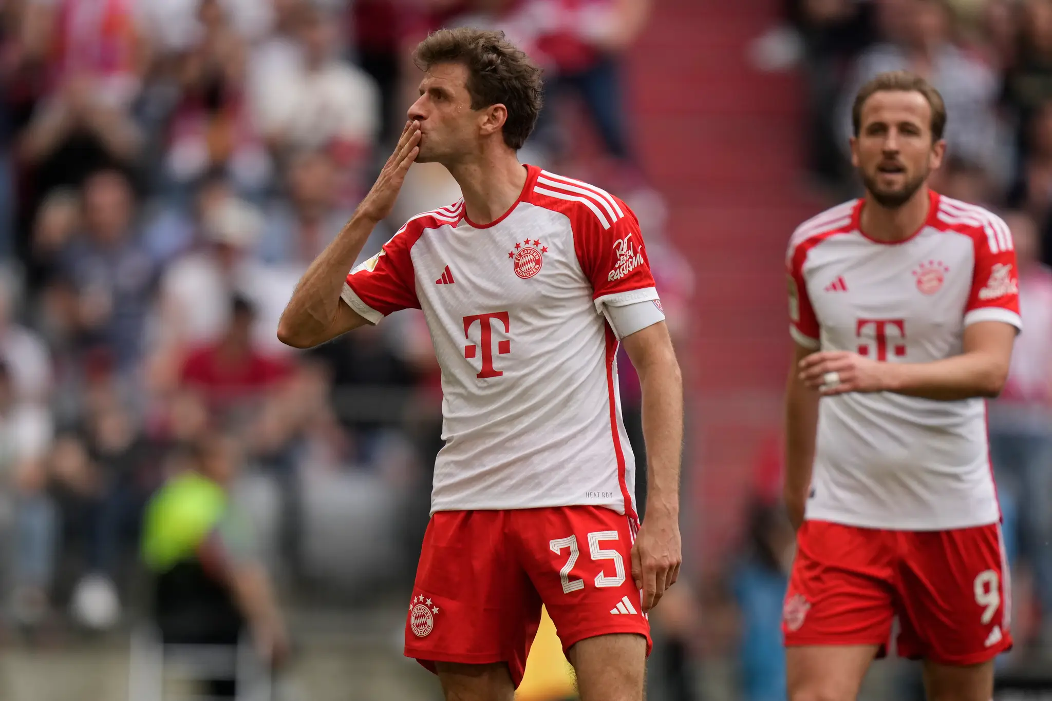 Futbalista Thomas Mülle (uprostred) z Bayernu Mníchov sa raduje z gólu.