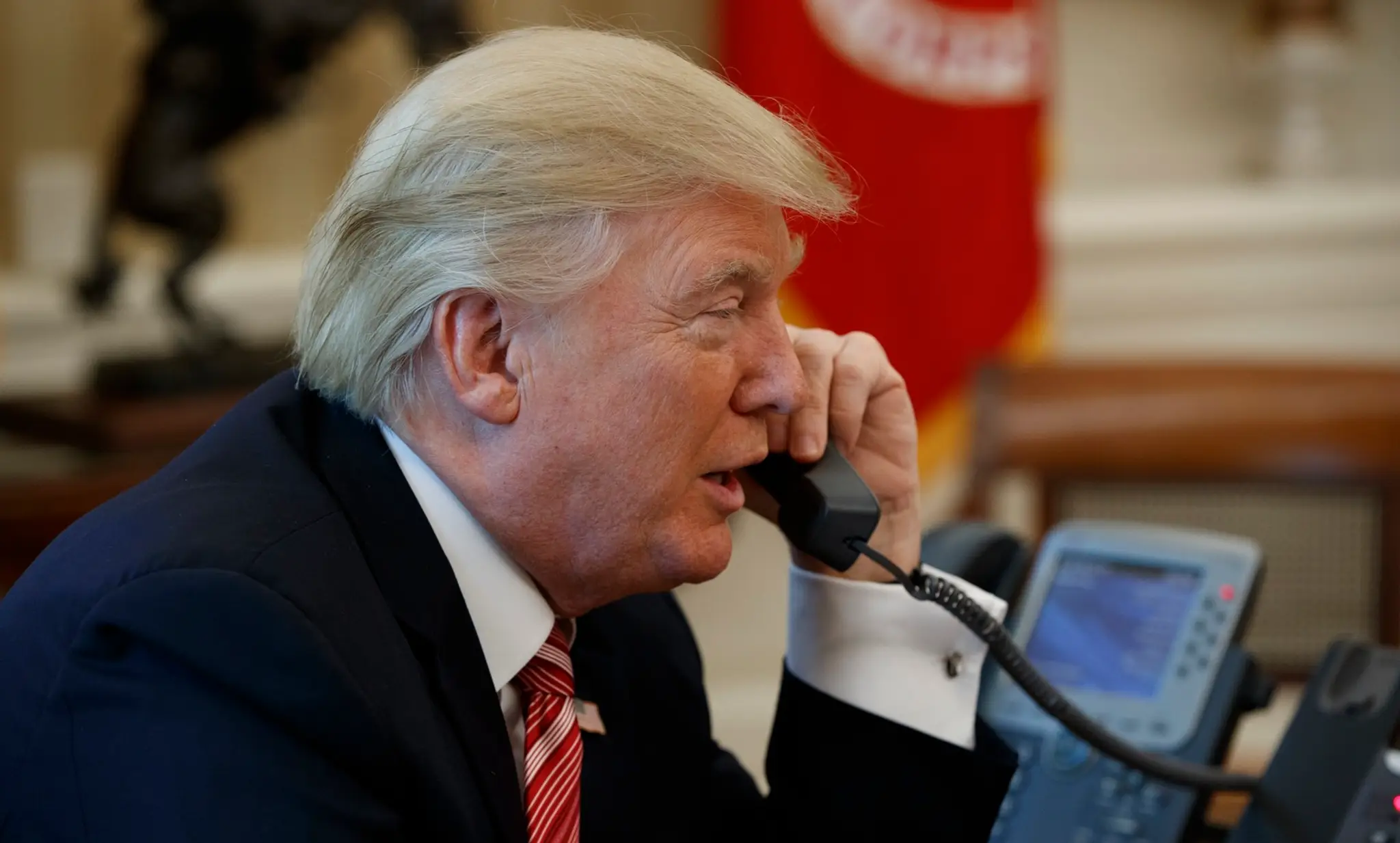 Americký prezident Donald Trump telefonuje s novým írskym premiérom Leom Varadkarom v Oválnej pracovni Bieleho domu.