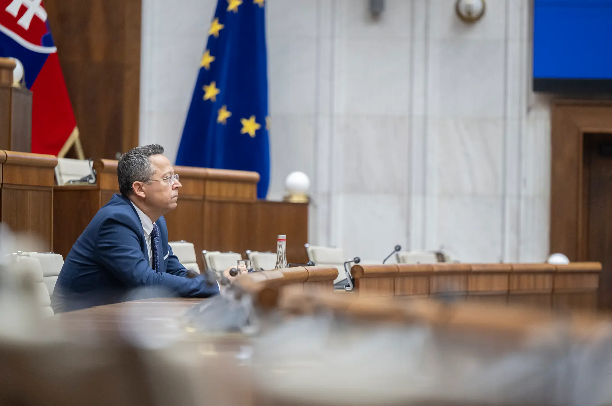 Minister financií SR Ladislav Kamenický (Smer-SD) v parlamente počas schvaľovania konsolidačného balíčka.