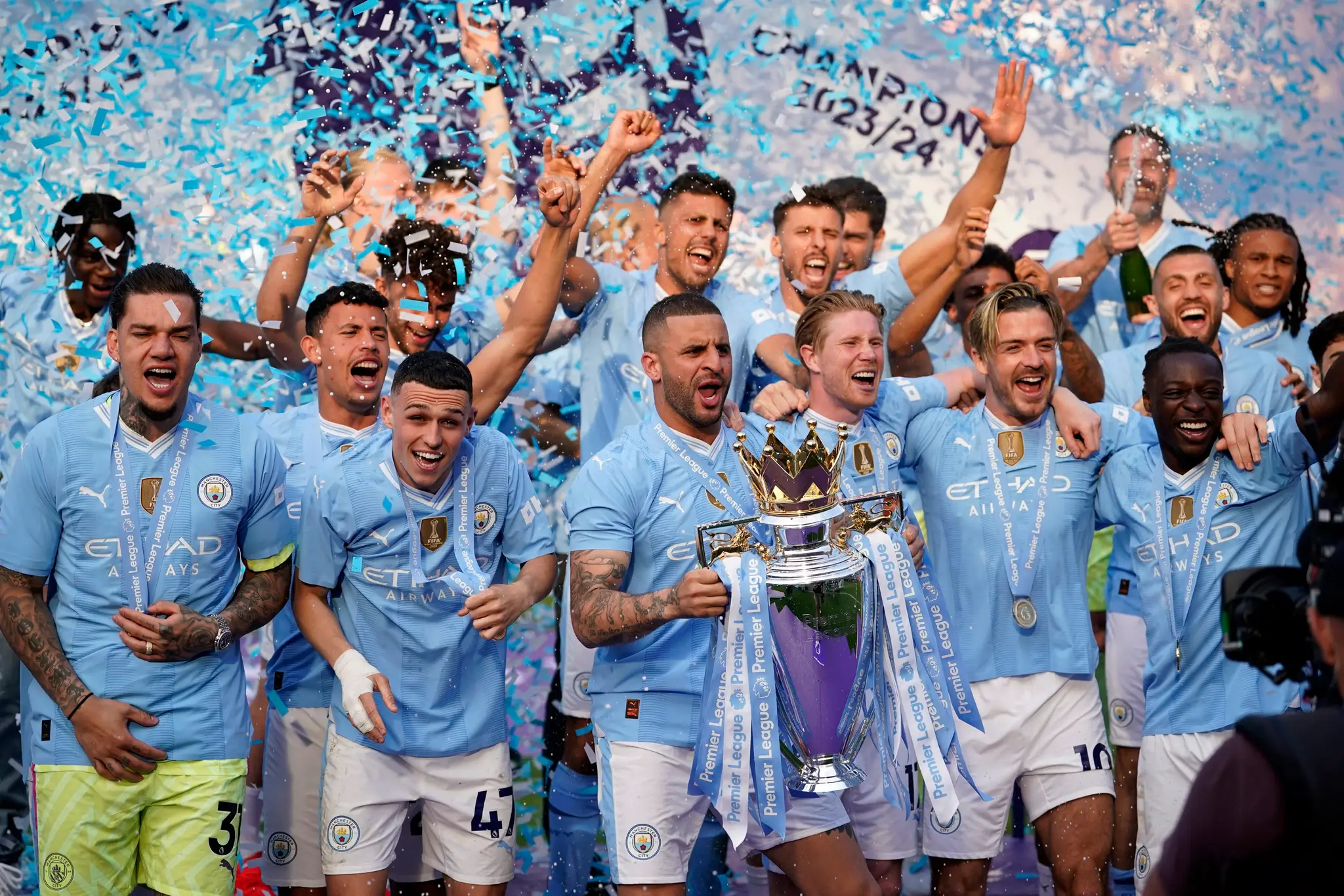Futbalisti Manchestru City oslavujú titul v Premier League.