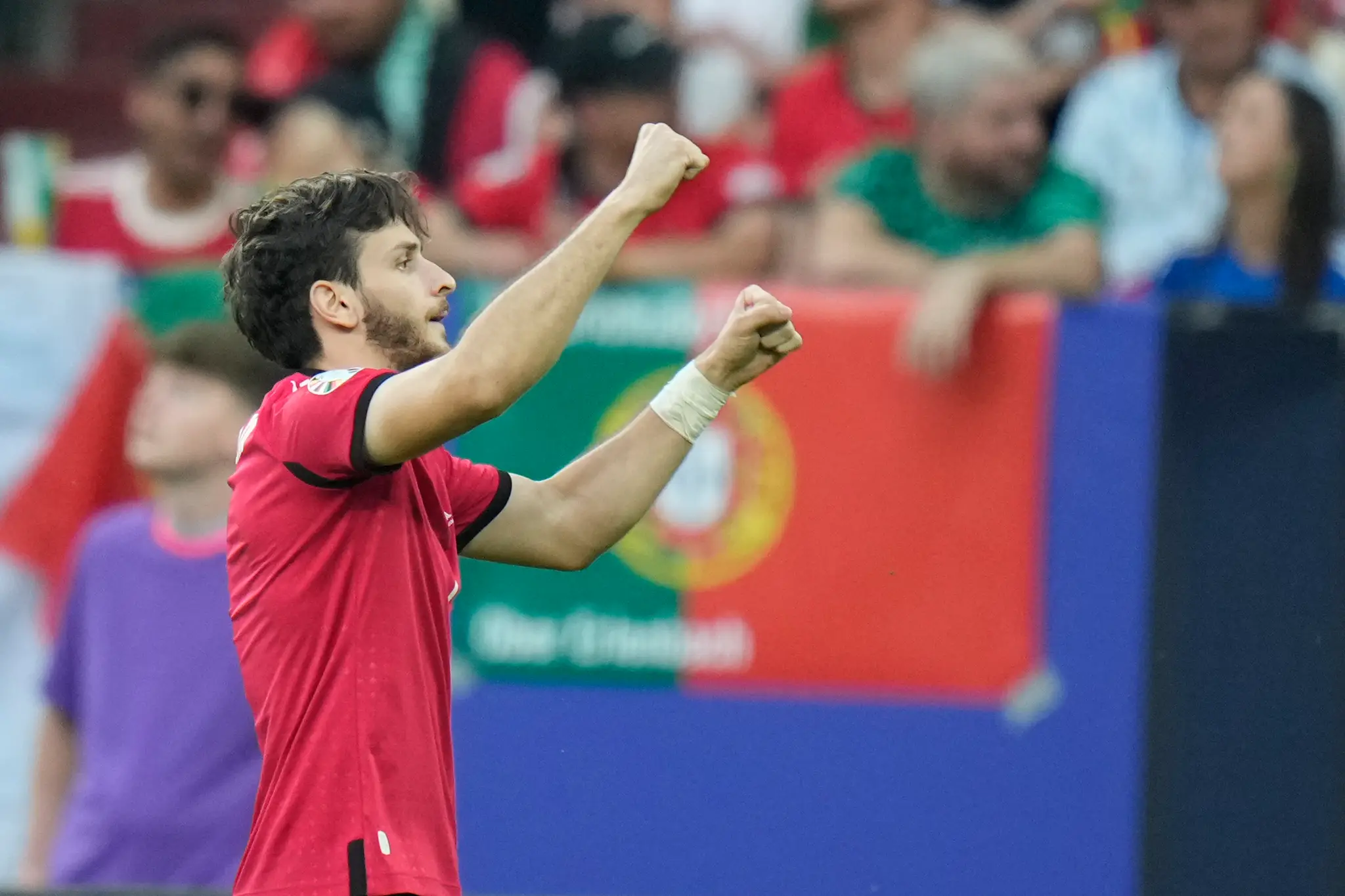 Gruzínsky futbalista Kviča Kvaracchelia sa teší z gólu
