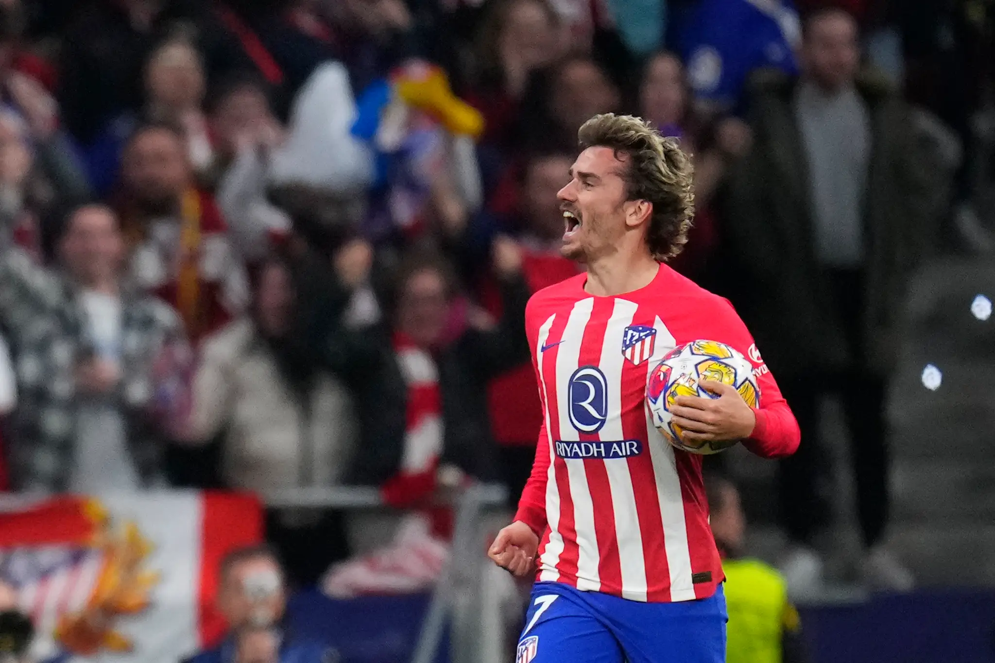 Hráč Atletico Madrid Antoine Griezmann oslavuje gól.
