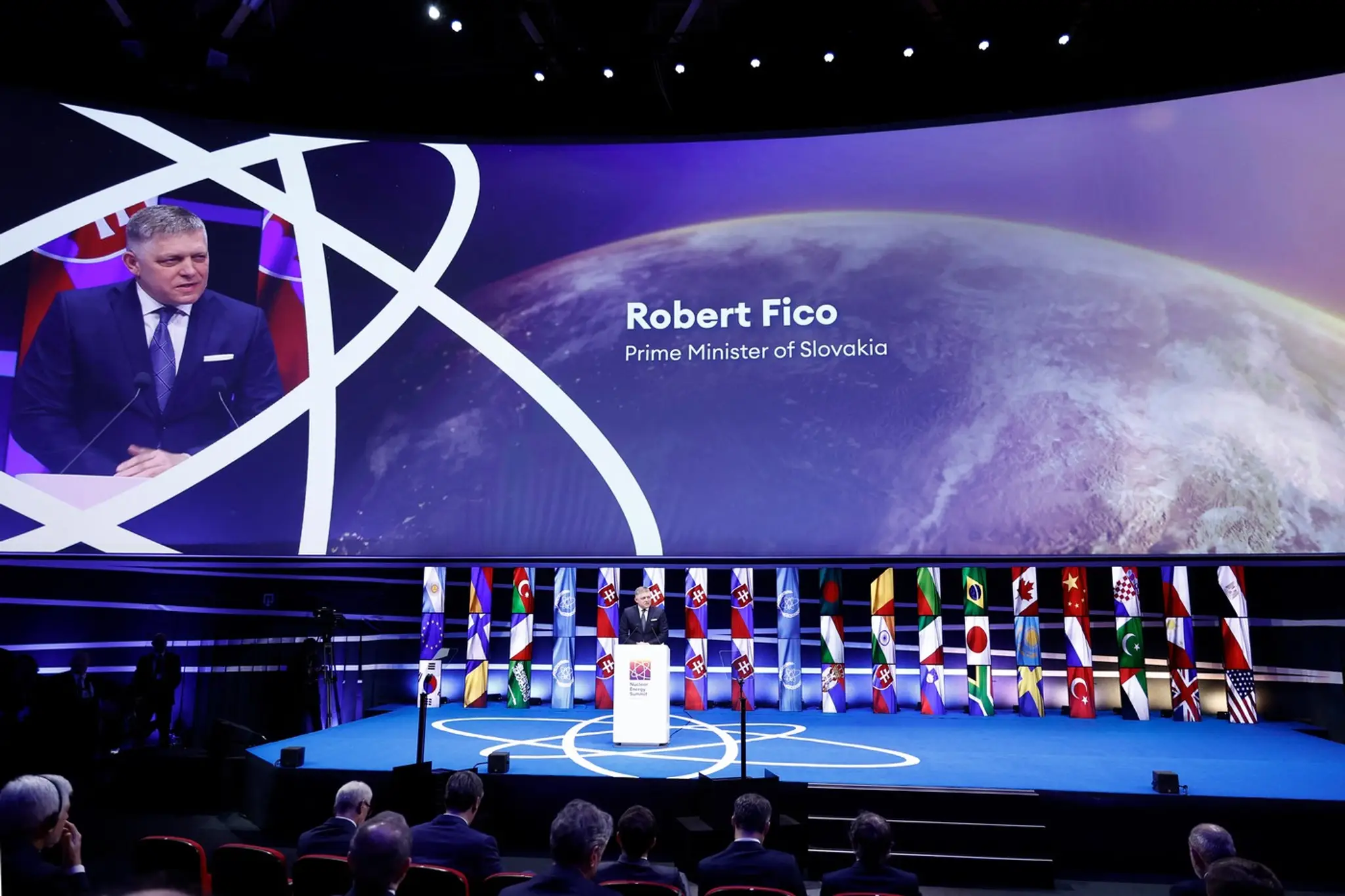 Slovenský premiér Robert Fico reční na summite o jadrovej energii.