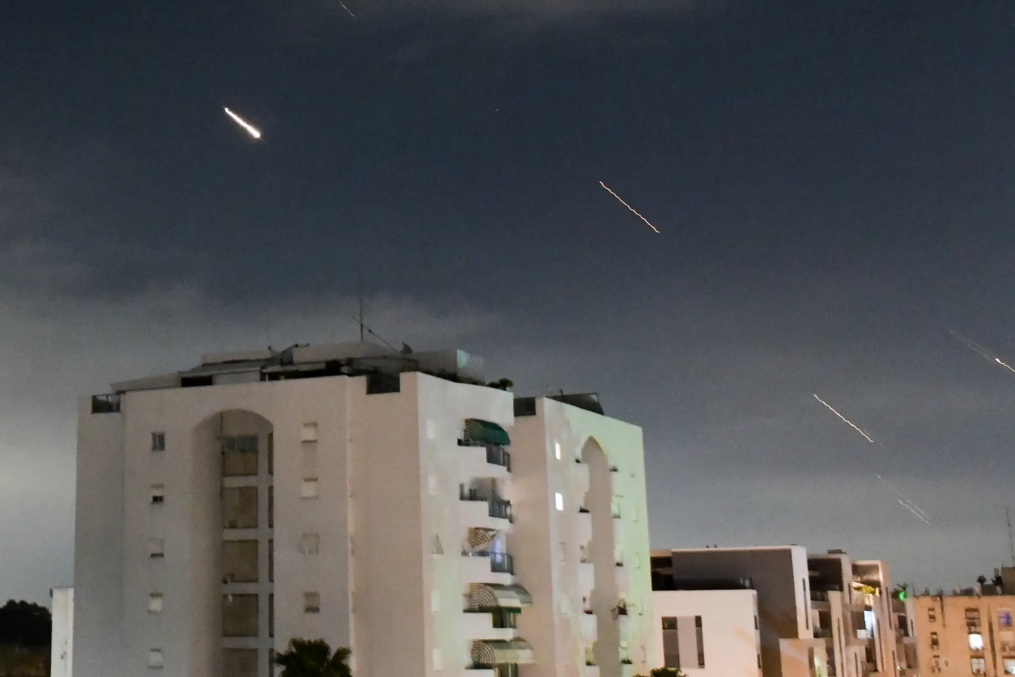 Izraelský systém protivzdušnej obrany Iron Dome odpaľuje rakety vystrelené z Iránu v Izraeli.