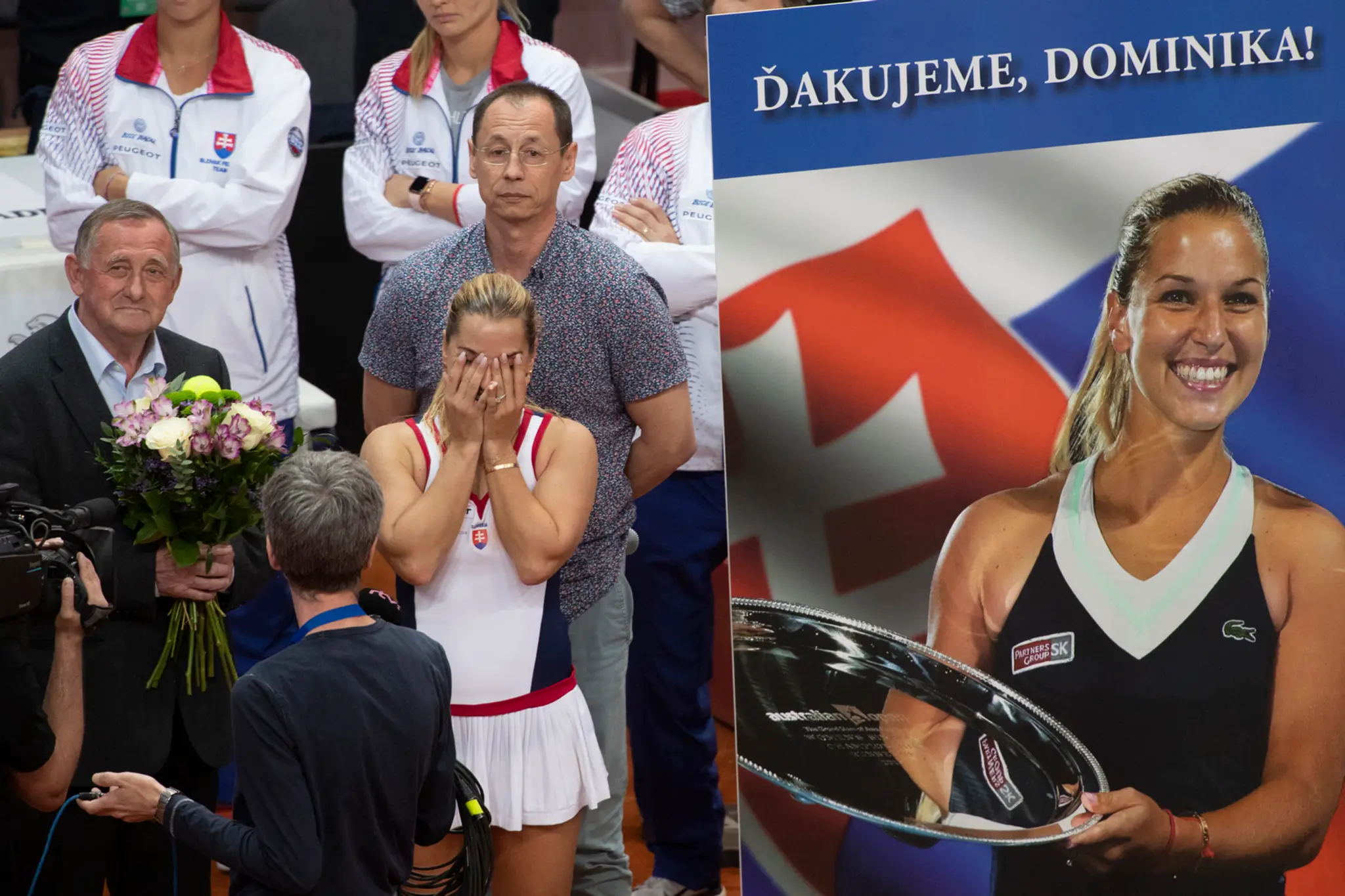 Dominika Cibulková so slzami dojatia po lúčení sa s reprezentačnou kariérou po získaní tretieho rozhodujúceho bodu proti Brazíli