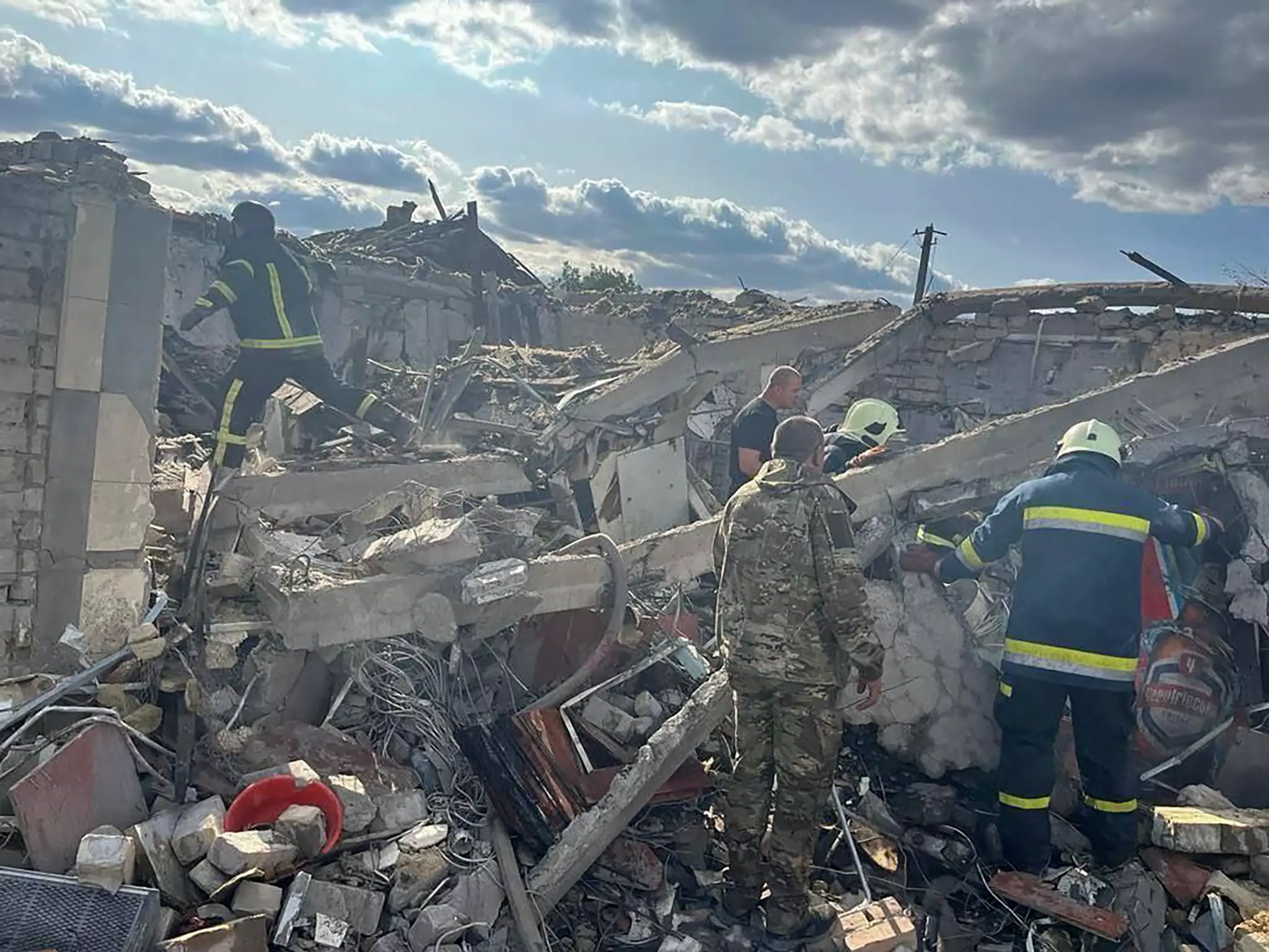 Na snímke hasiči hľadajú preživších po ruskom raketovom útoku