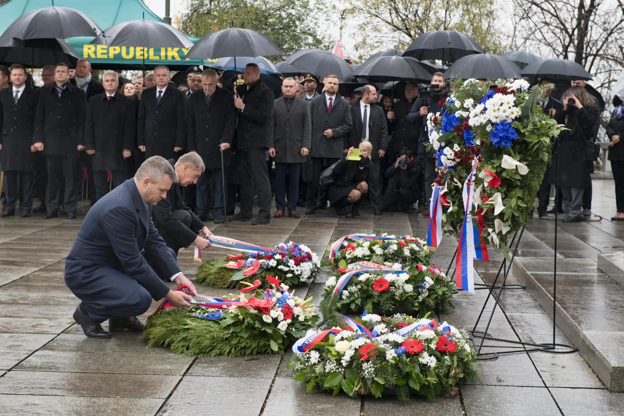 Peter Pellegrini a Andrej Babiš počas pietneho aktu kladenia vencov na Národnom pamätníku v Prahe.