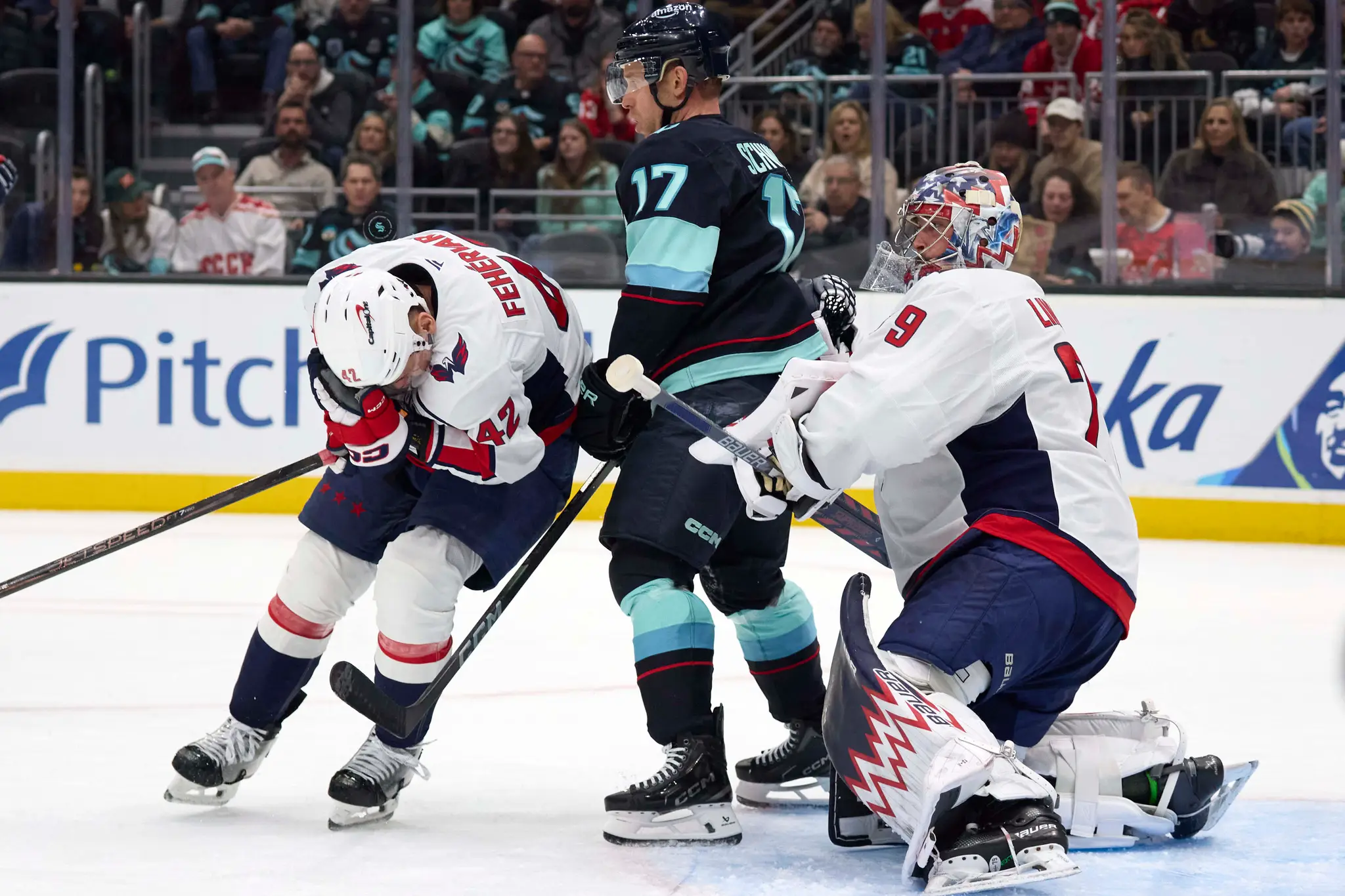 Na snímke slovenský hokejista v drese Washingtonu Capitals Martin Fehérváry.