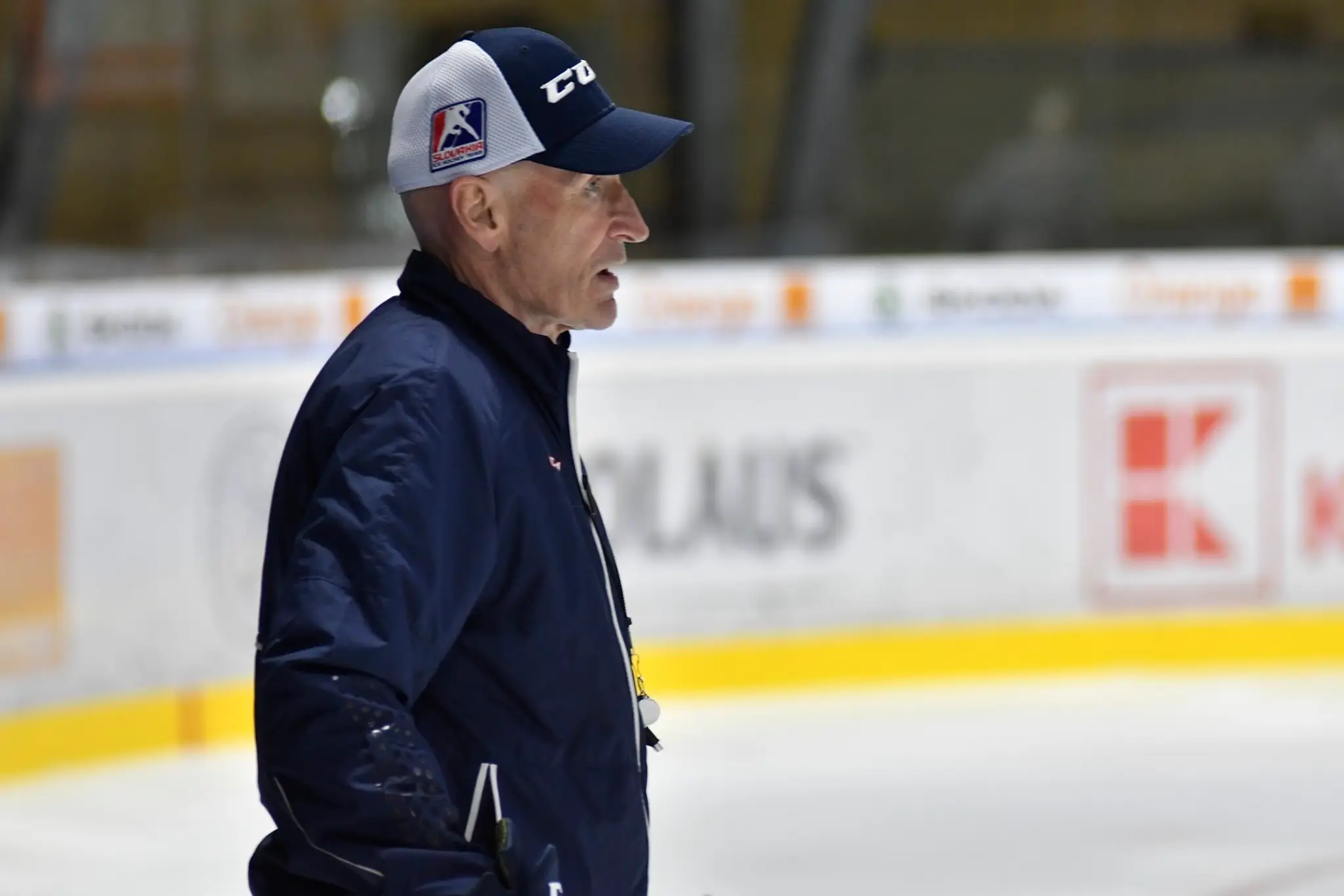 Tréner slovenskej reprezentácie Craig Ramsay.