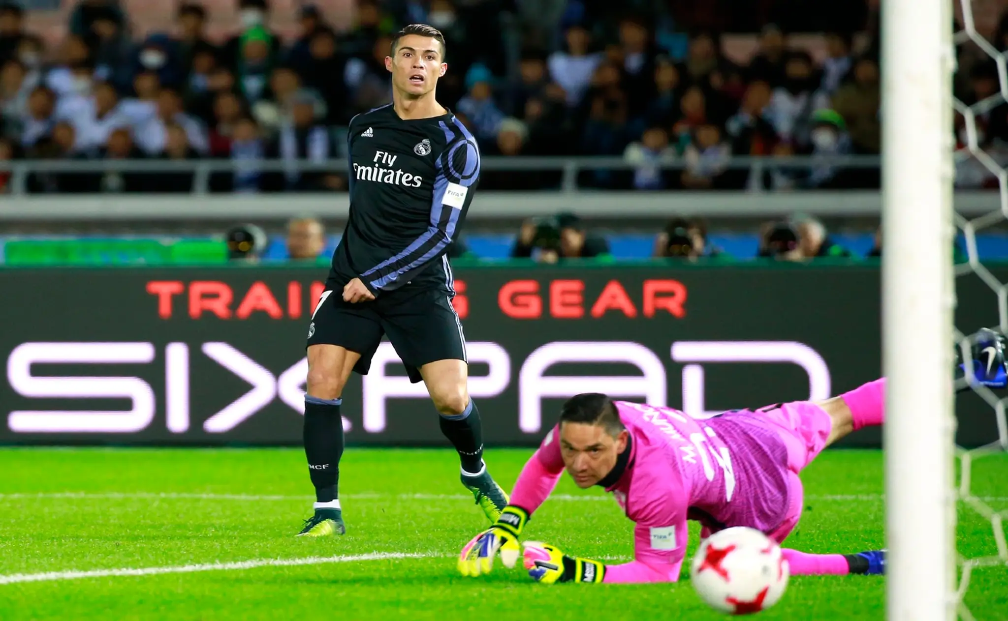 Cristiano Ronaldo z Realu Madrid a brankár Moises Munoz z Clubu America semifinále MS klubov FIFA.