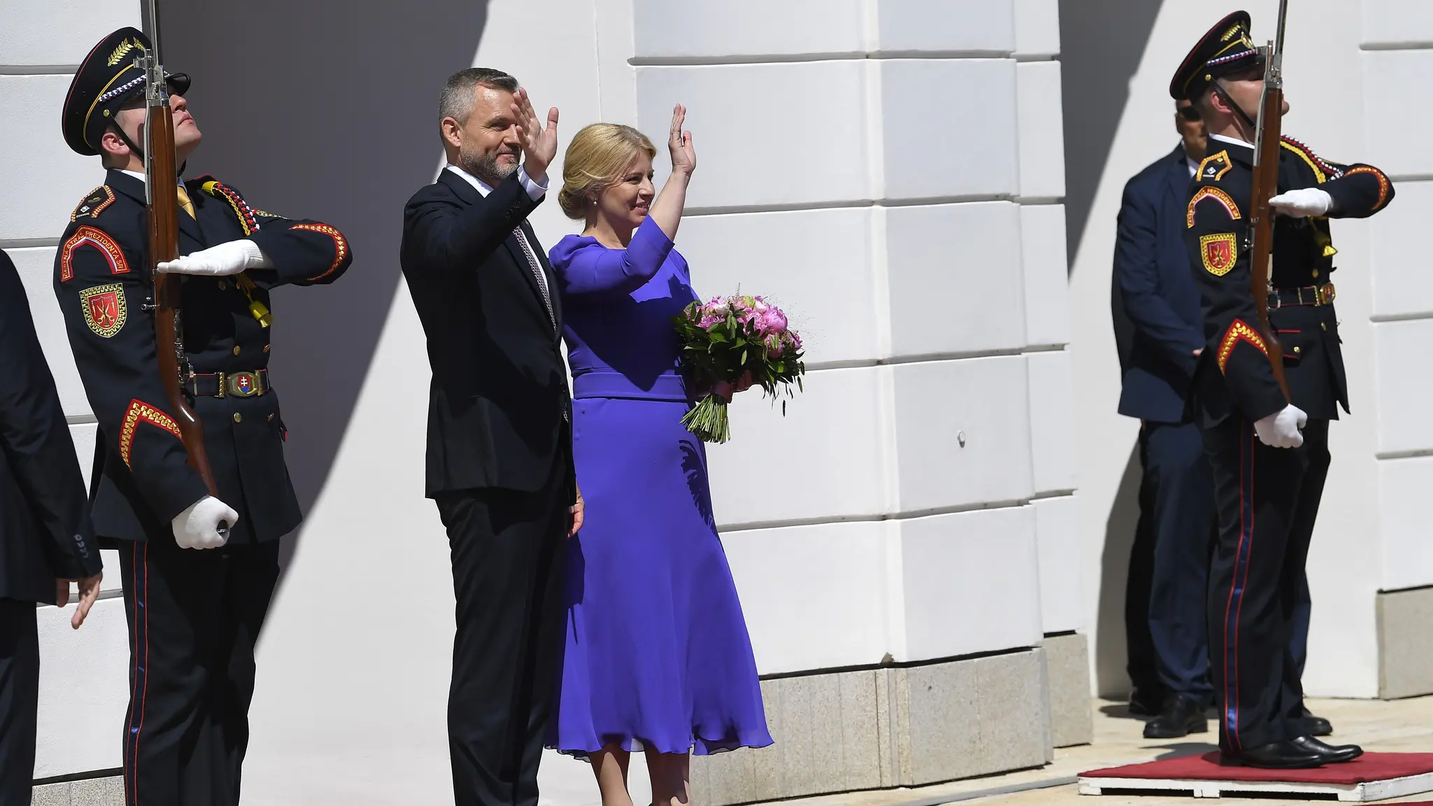 Slávnostné odovzdanie paláca a prehliadka stráže.