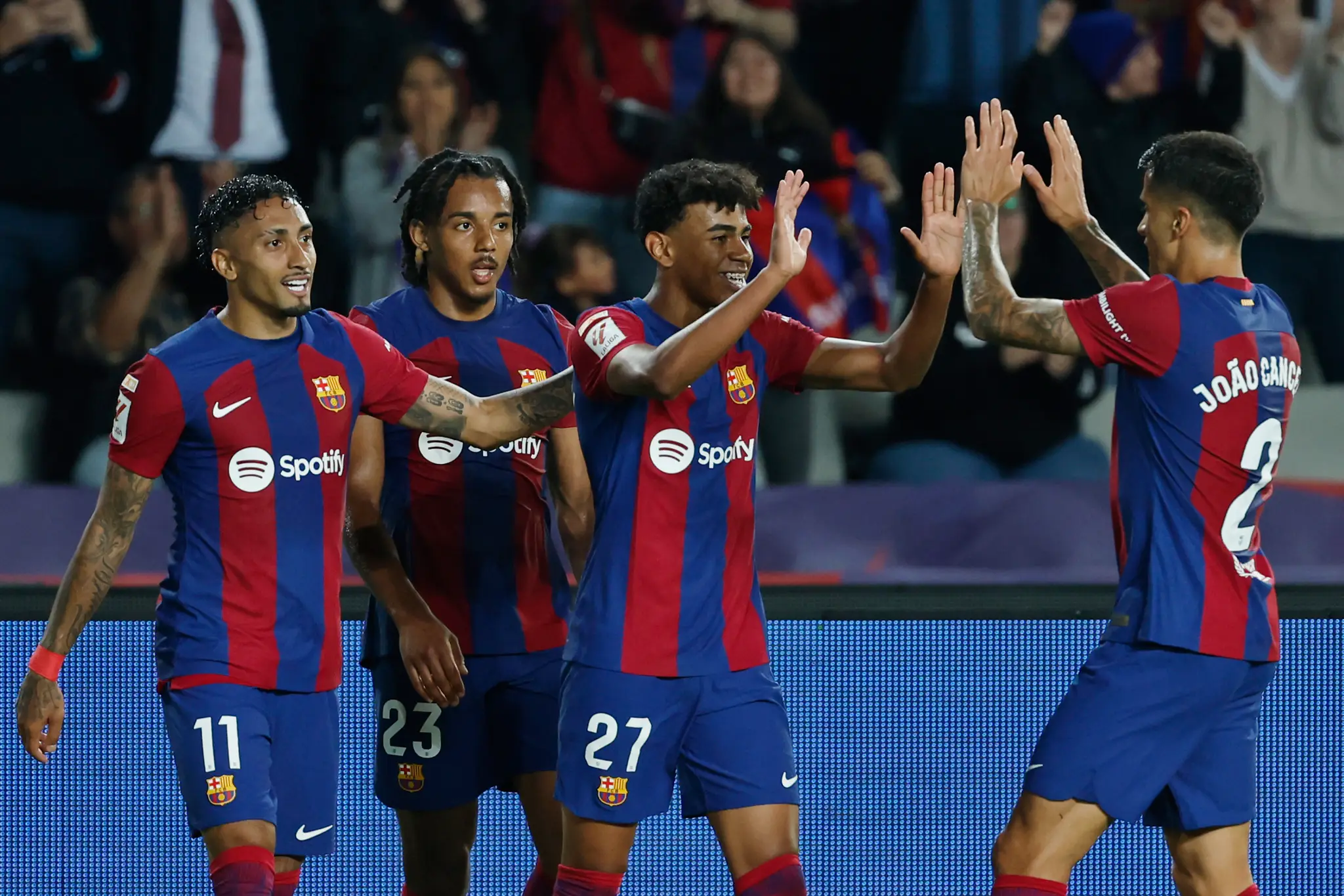 Na snímke tretí zľava  hráč Barcelony Lamine Yama oslavuje gól.