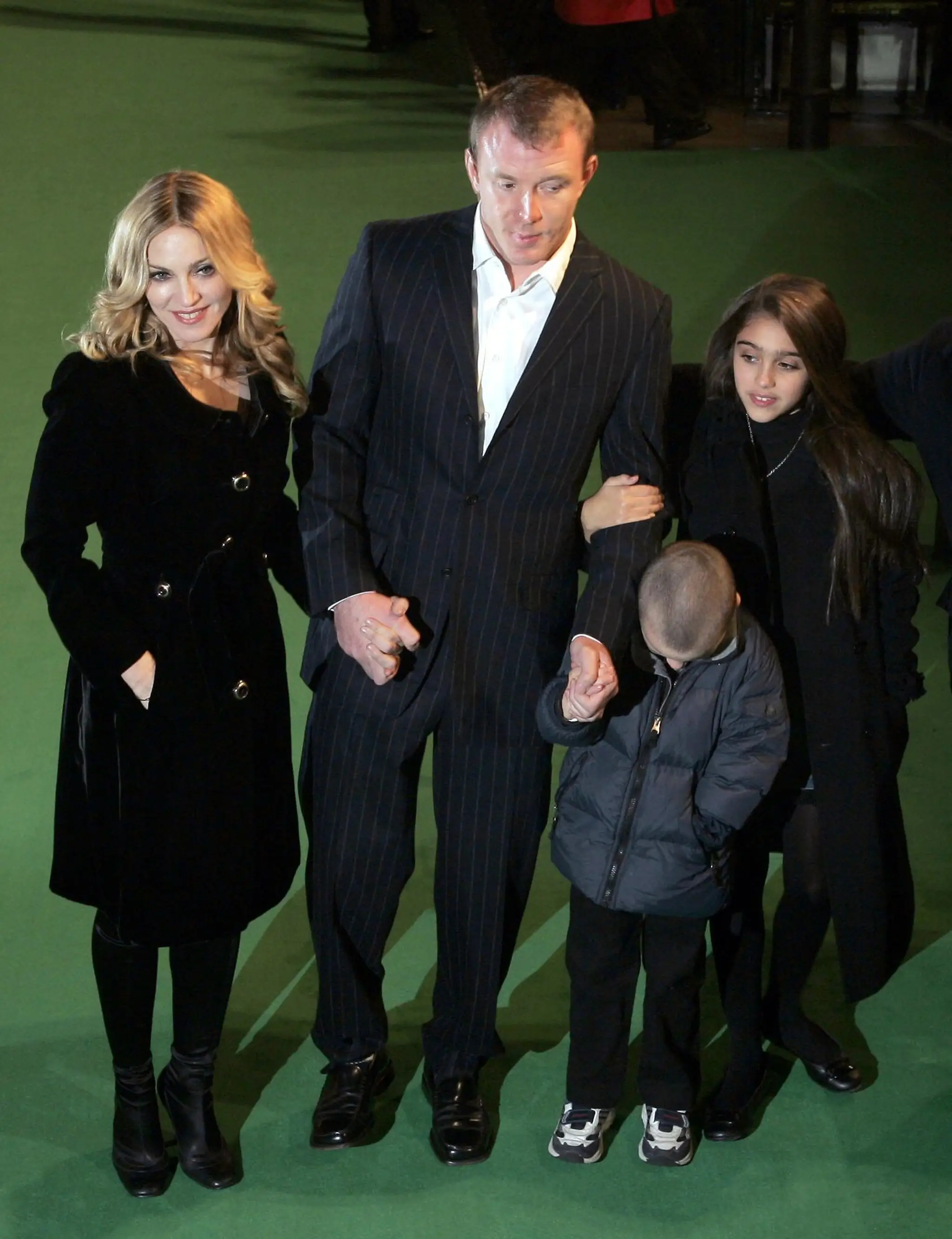 Na archívnej snímke z 25. januára 2007 zľava Madonna, jej manžel Guy Ritchie, ich syn Rocco a dcéra Lourdes prichádzajú na premi