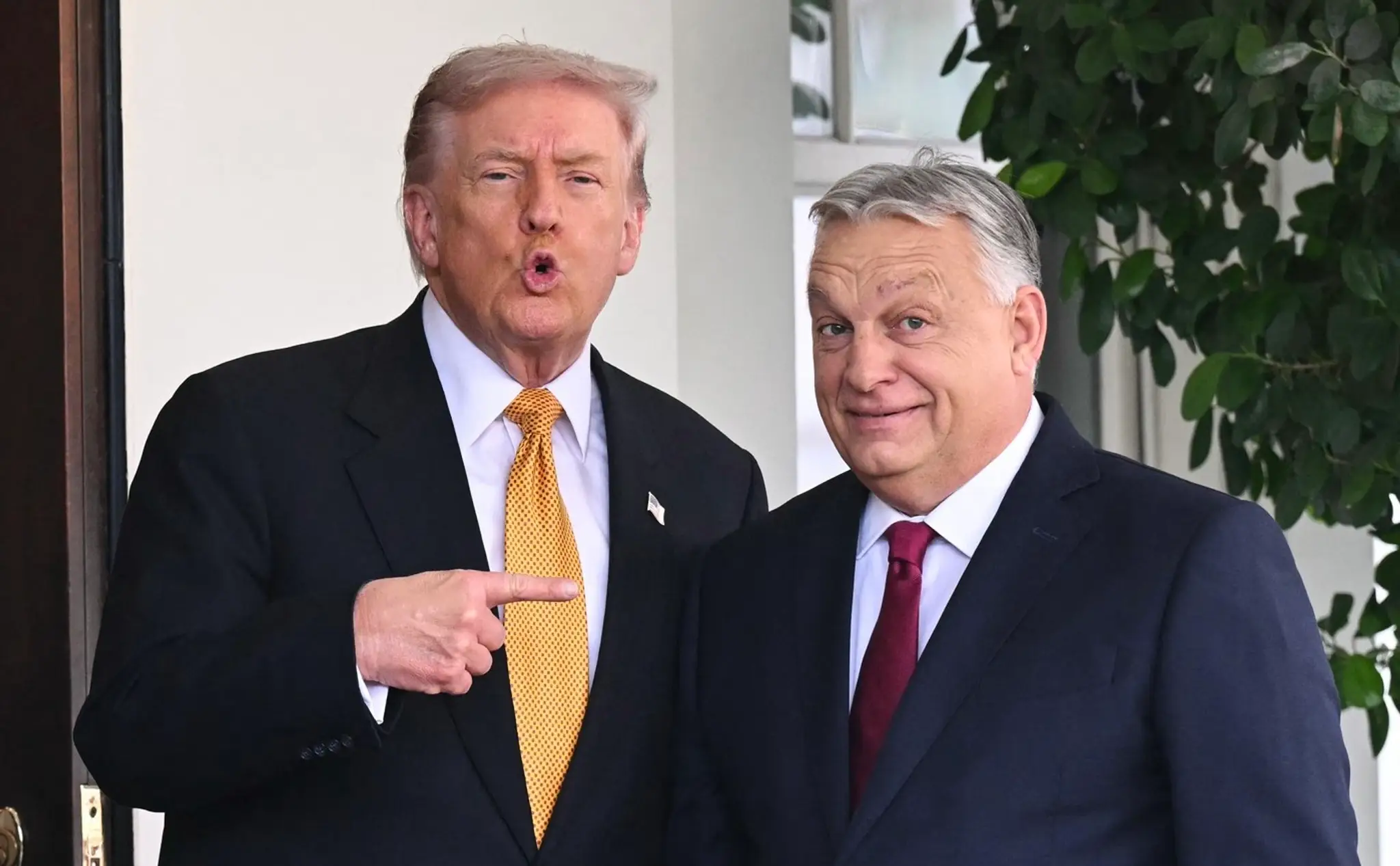 Americký prezident Donald Trump víta maďarského premiéra Viktora Orbána pred západným krídlom Bieleho domu vo Washingtone, D.C., 7. novembra 2025.