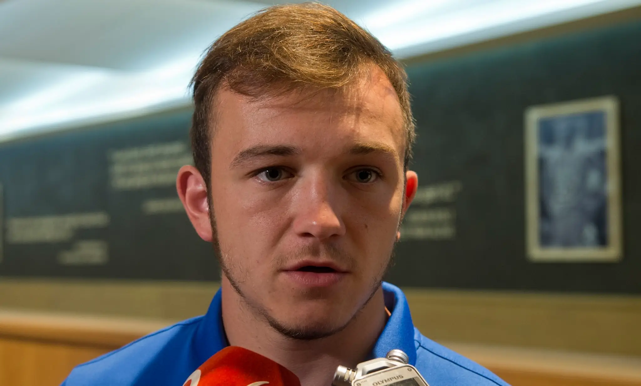 Na snímke slovenský futbalový reprezentant Miroslav Káčer počas brífingu s novinármi.