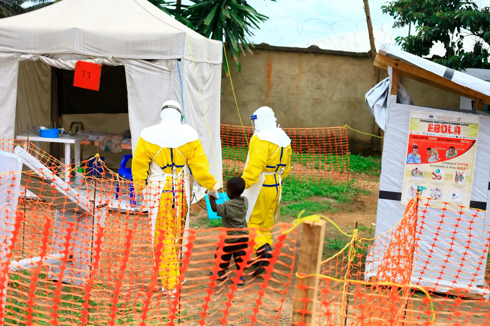 Zdravotníci sprevádzajú chlapca, u ktorého existuje podozrenie na vírus Ebola, v liečebnom centre v meste Beni.
