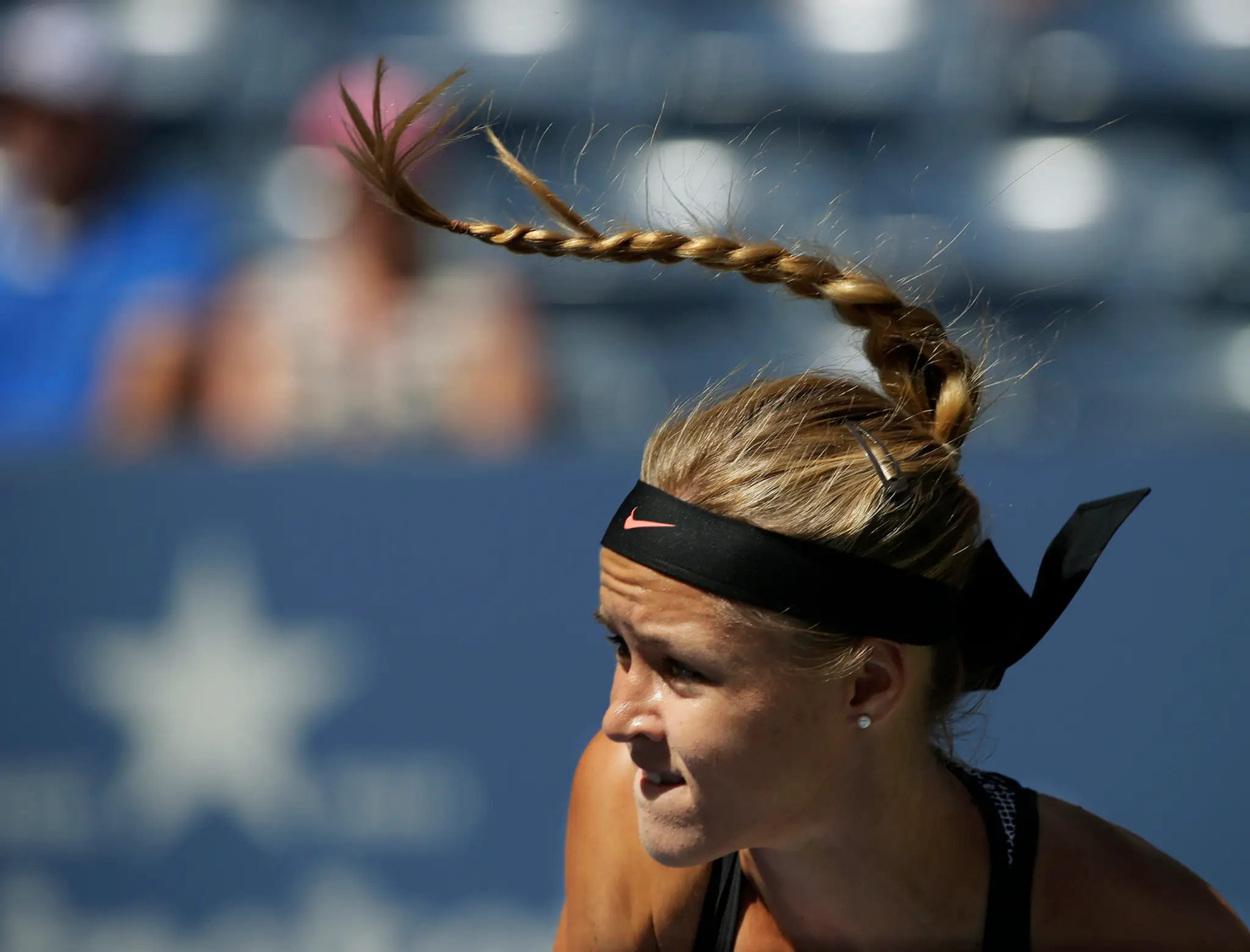 Anna Karolína Schmiedlová podáva proti Petre Kvitovej v zápase 3. kola US Open.