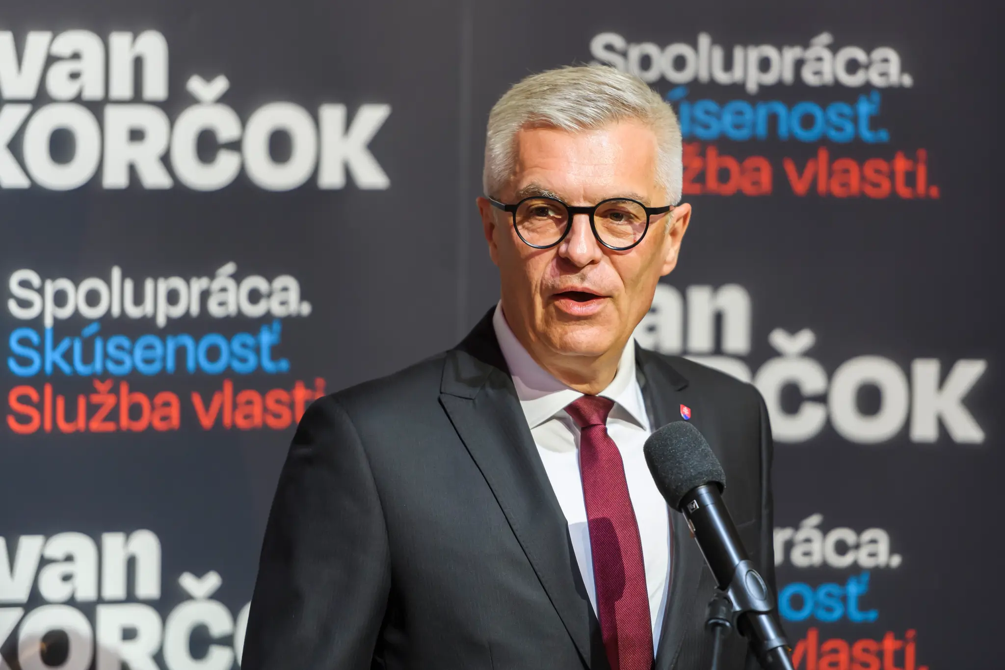 Ivan Korčok počas príchodu do svojej volebnej centrály