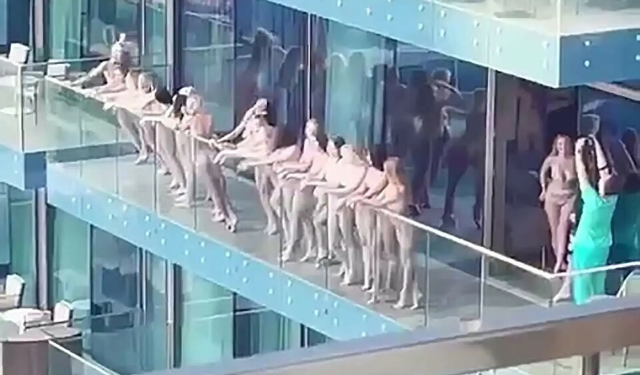 Nahé modelky na balkóne v Dubaji