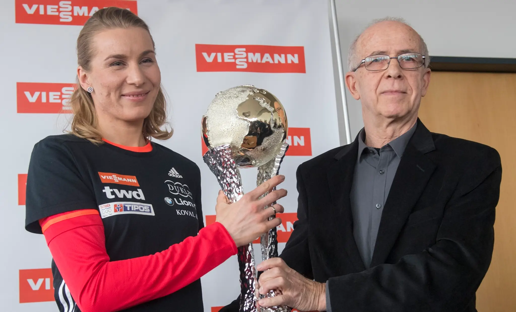 Anastasia Kuzminová a vpravo predseda klubu športových novinárov Tomáš Grosmann jej odovzdáva trofej Športovec roka 2017.