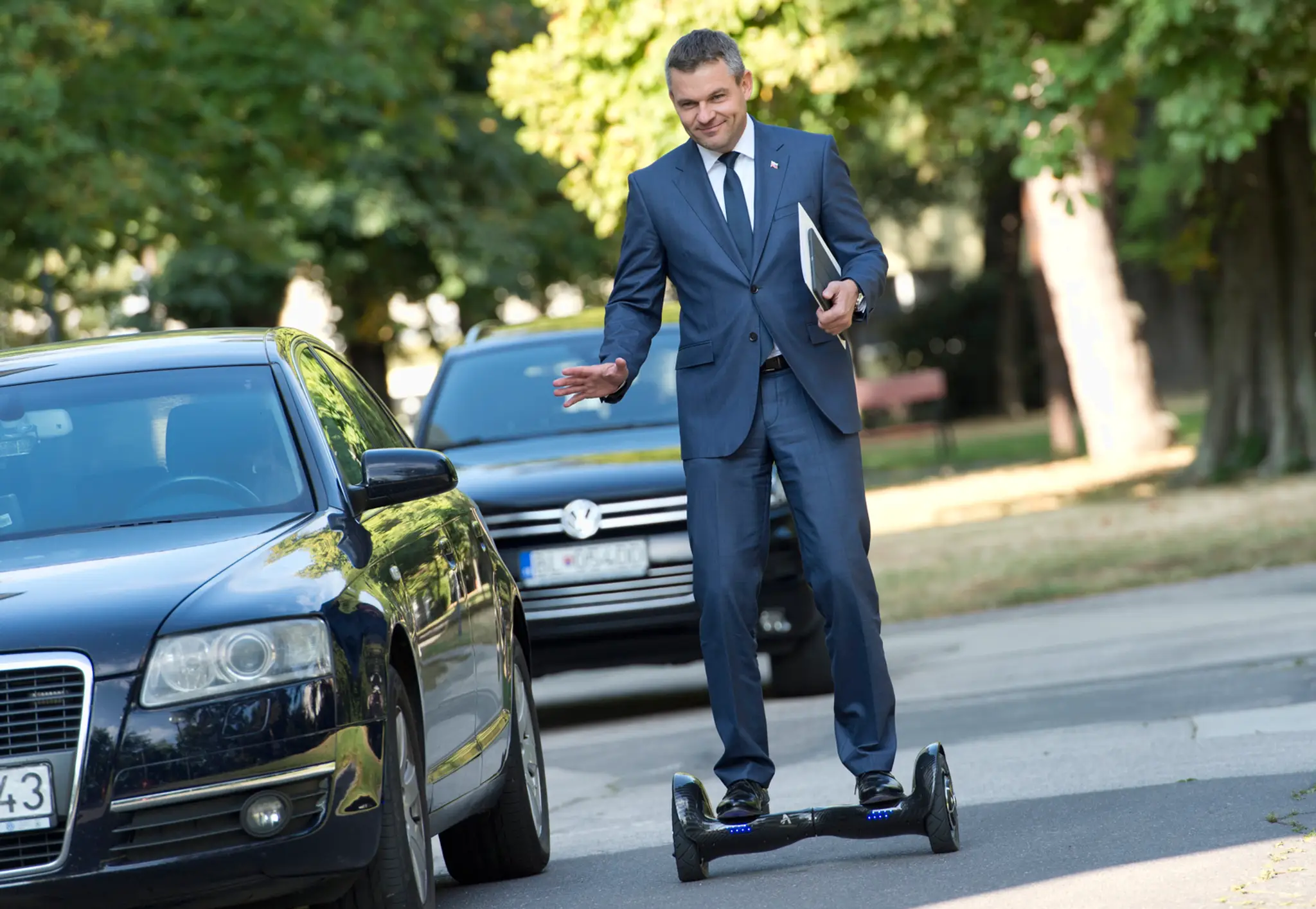 Podpredseda vlády pre investície a informatizáciu Peter Pellegrini prichádza na vládu na hoverboarde.