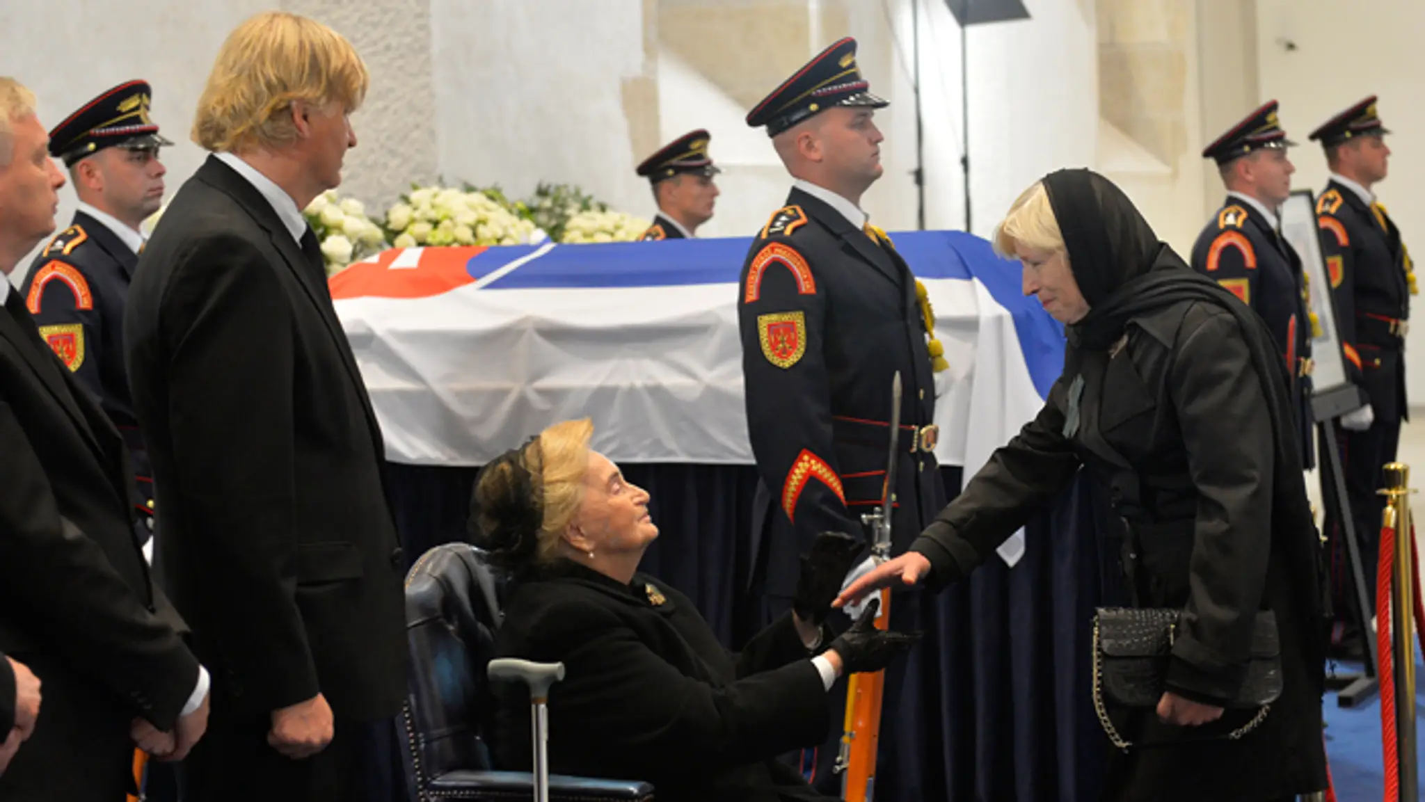 Manželka zosnulého prezidenta Emília Kováčová prijíma kondolencie od bývalej premiérky Ivety Radičovej.