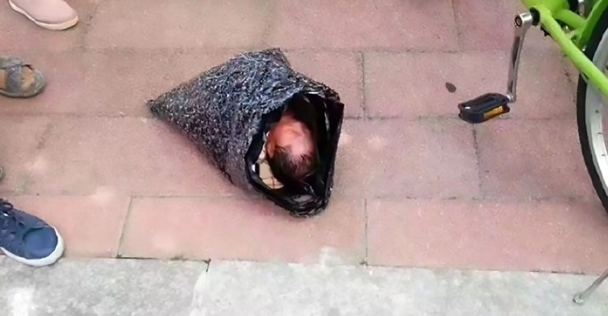 Dieťa poslala do hniezda záchrany kuriérom v igelitke