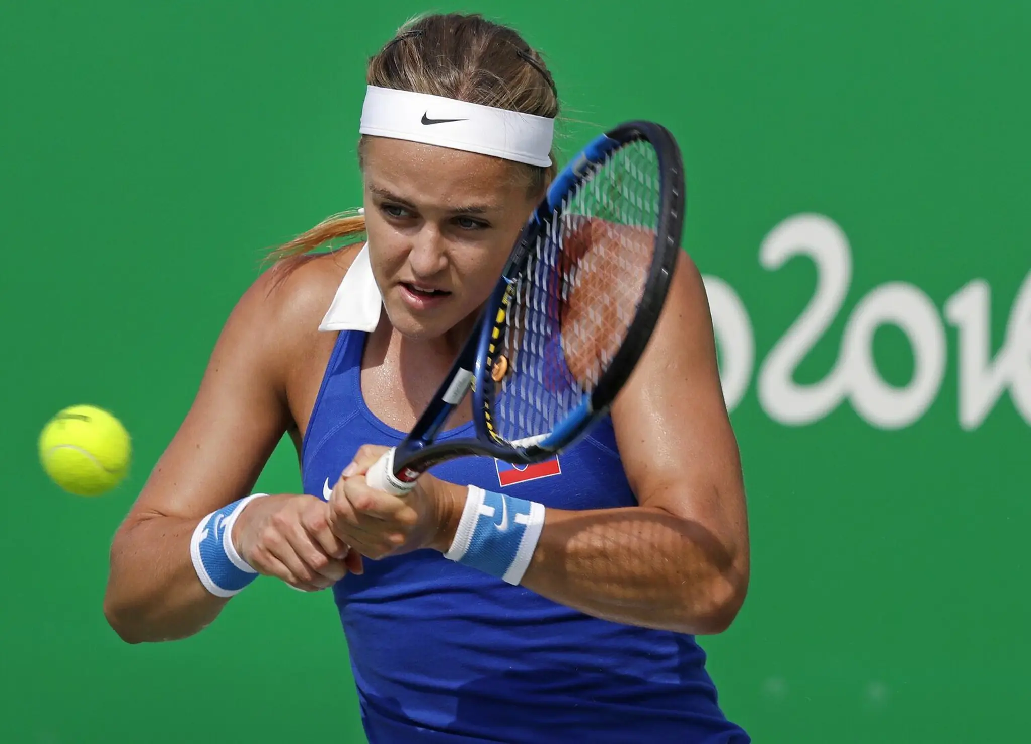 Anna Karolina Schmiedlová odvracia loptičku Ruske Jekaterine Makarovovej v 2.kole ženskej dvojhry na OH 2016 v Rio de Janeiro.