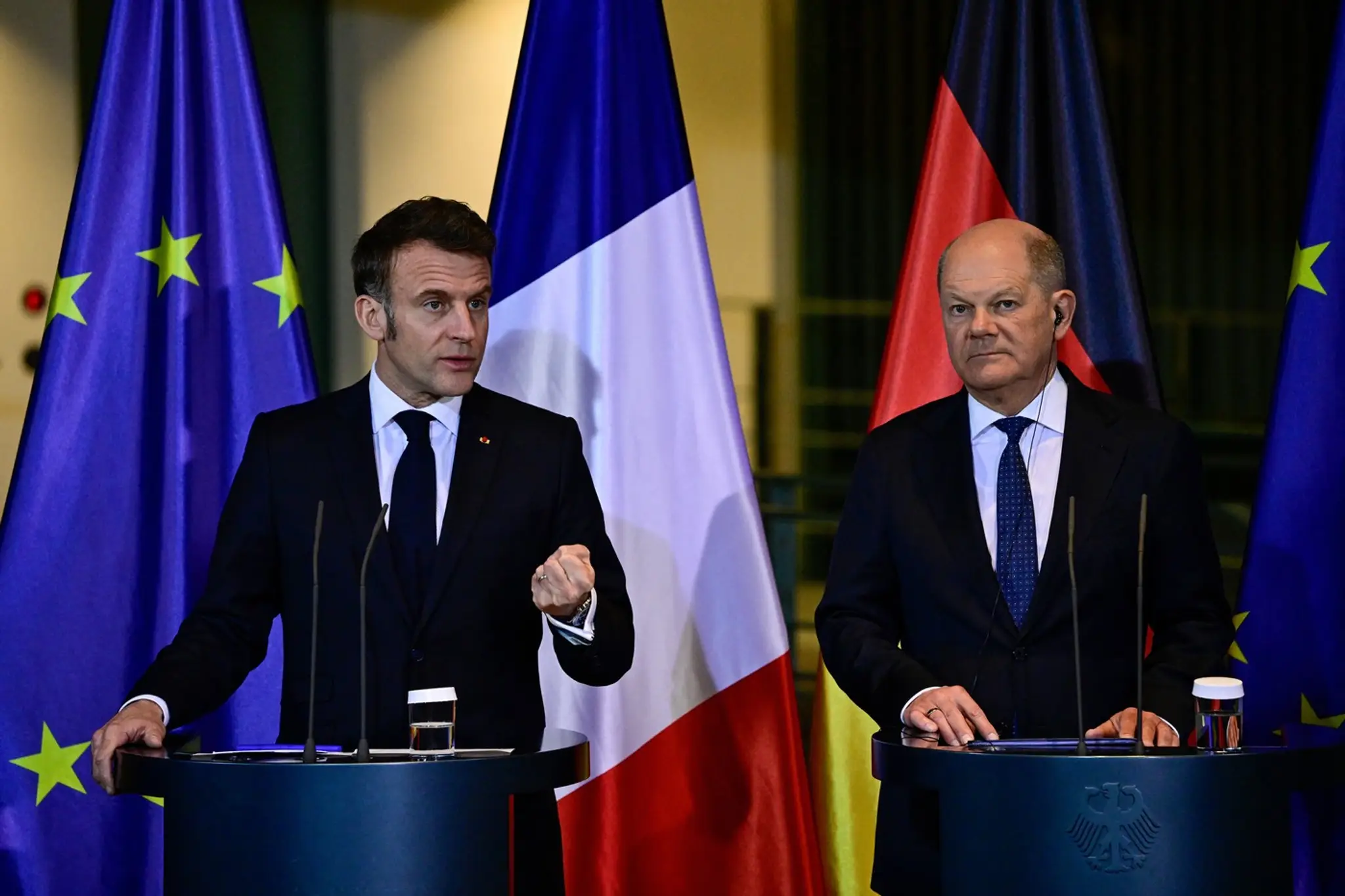 Francúzsky prezident Emmanuel Macron a nemecký kancelár Olaf Scholz.